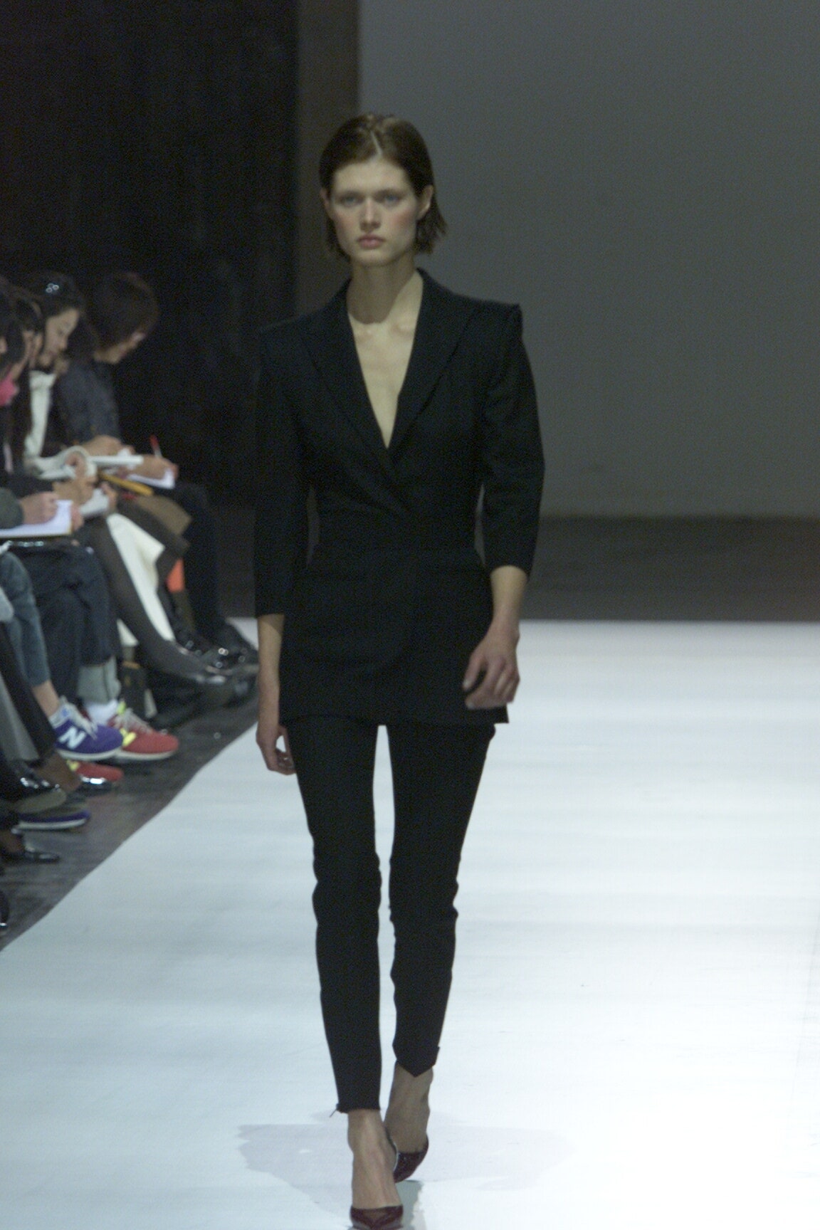 black cotton long-sleeve v-neck fitted structured blazer