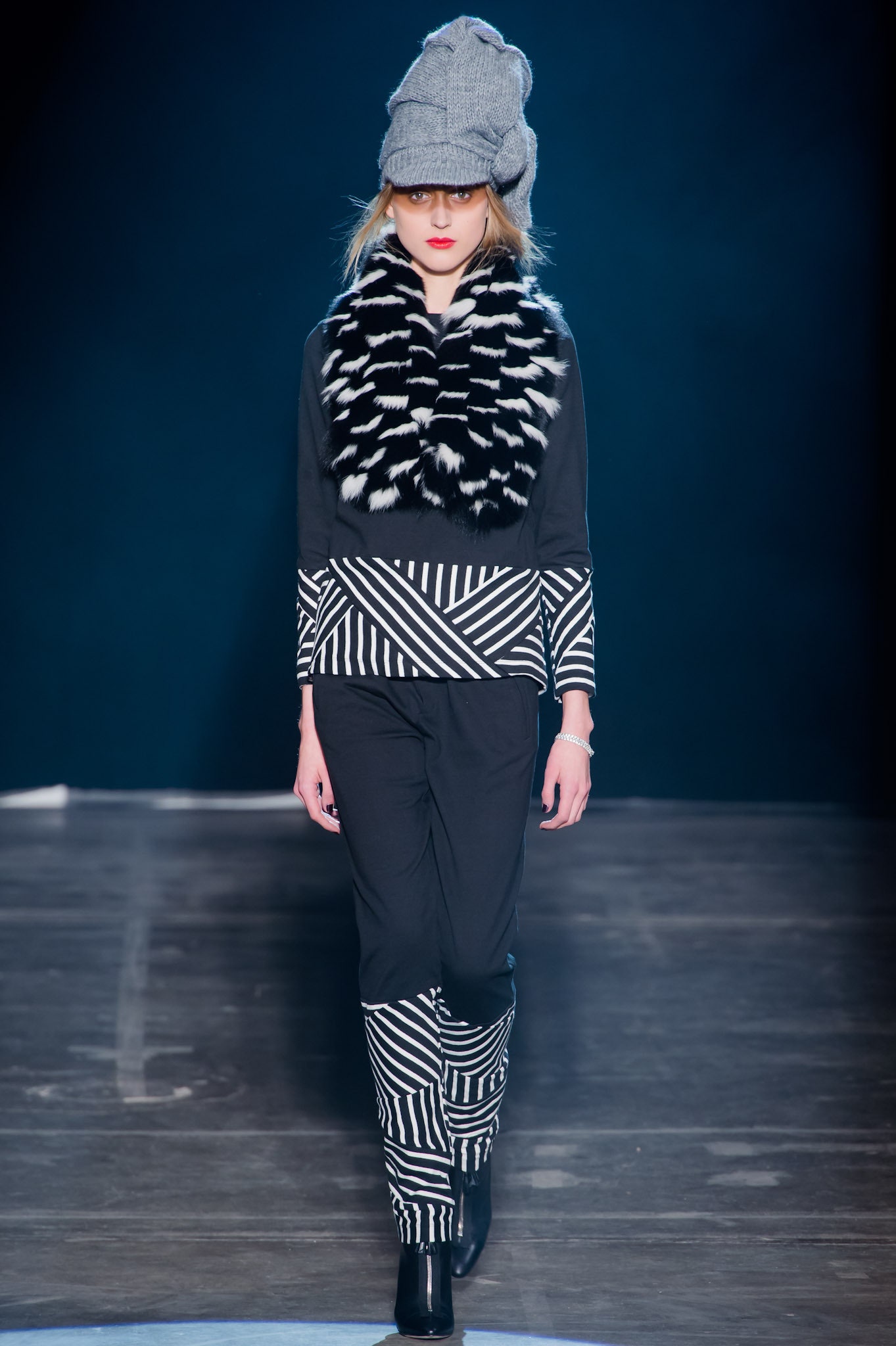 black faux-fur fringed scarf