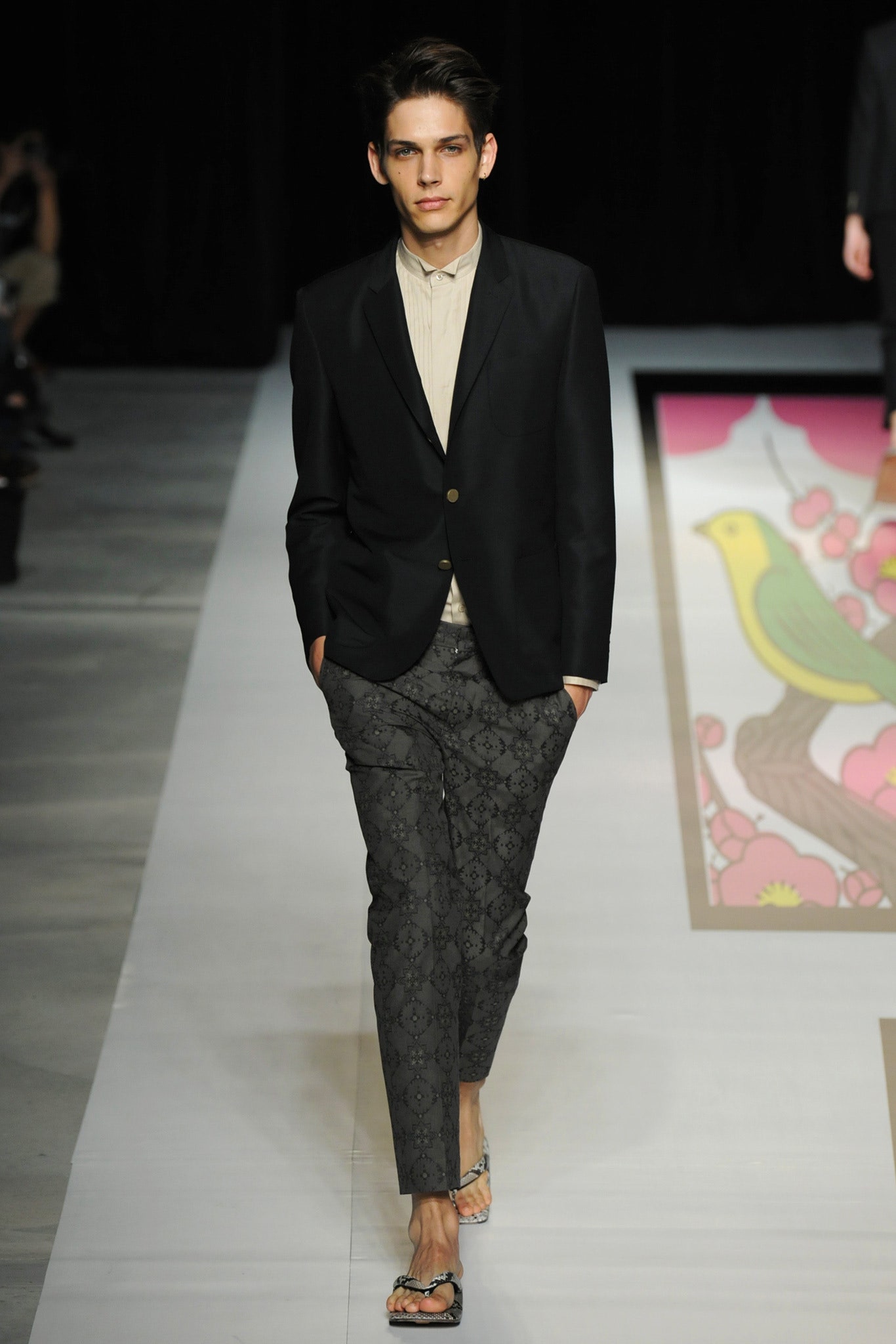black tailored single-breasted blazer