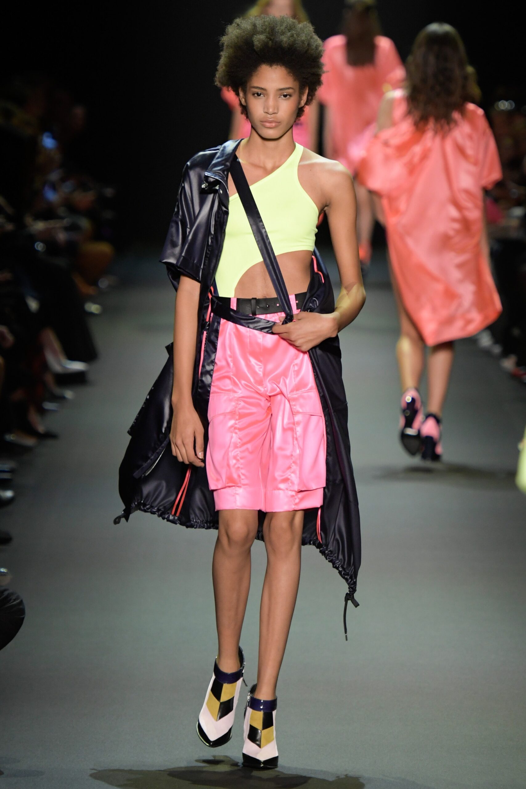 pink cotton relaxed pleated short shorts