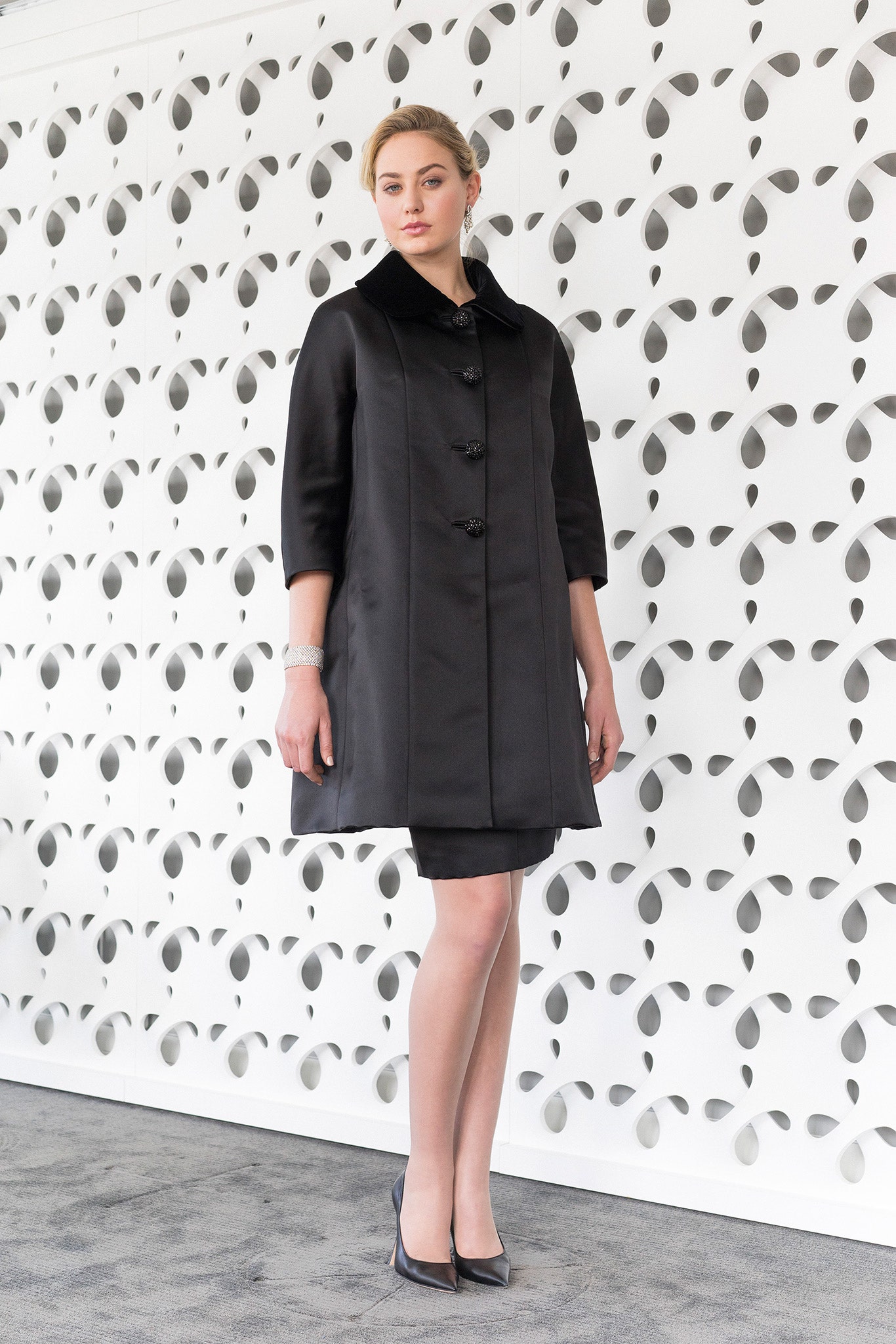 black silk long-sleeve collared fitted buttoned short coat