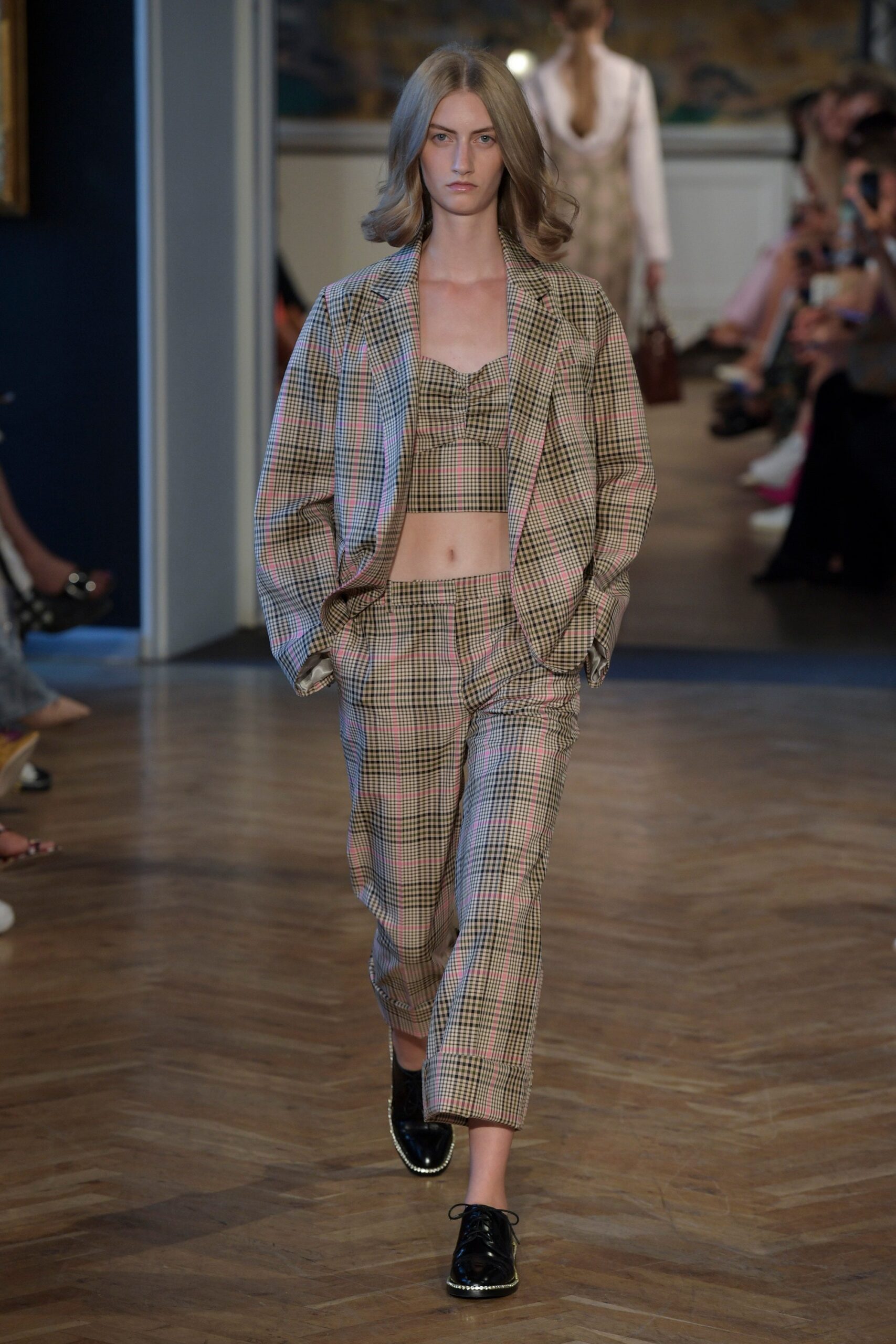 beige sleeveless square-neck fitted checked crop-top