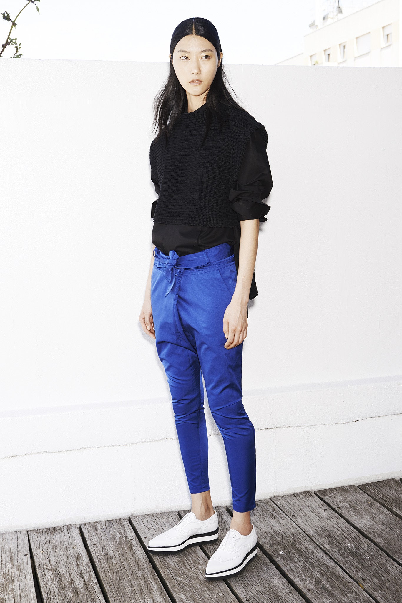 black top blue pants white shoes