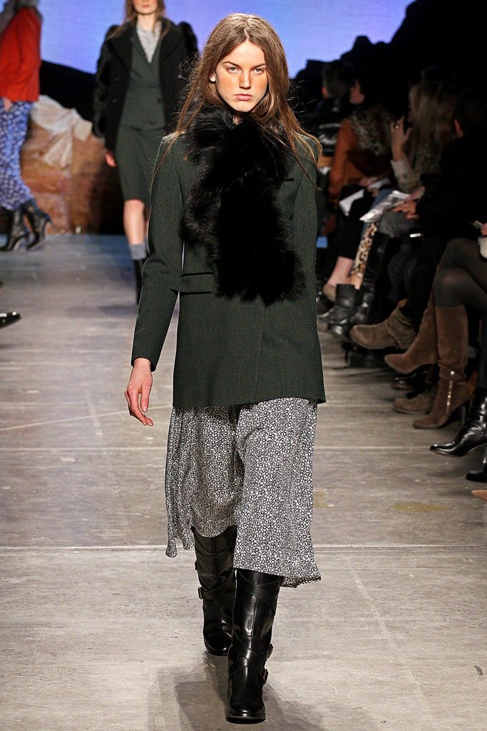 green wool long-sleeve collared tailored buttoned blazer