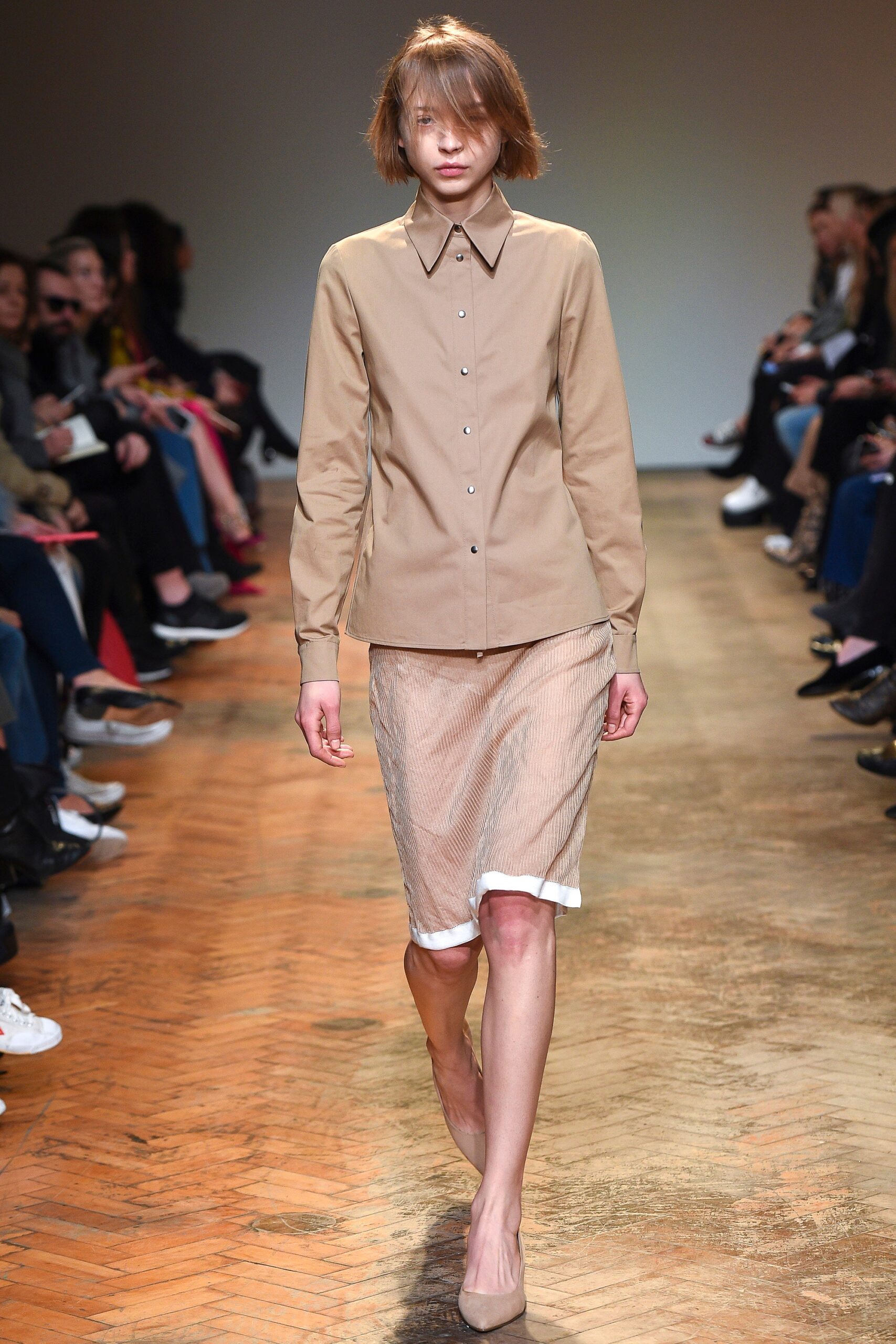 beige cotton fitted straight-leg short skirt
