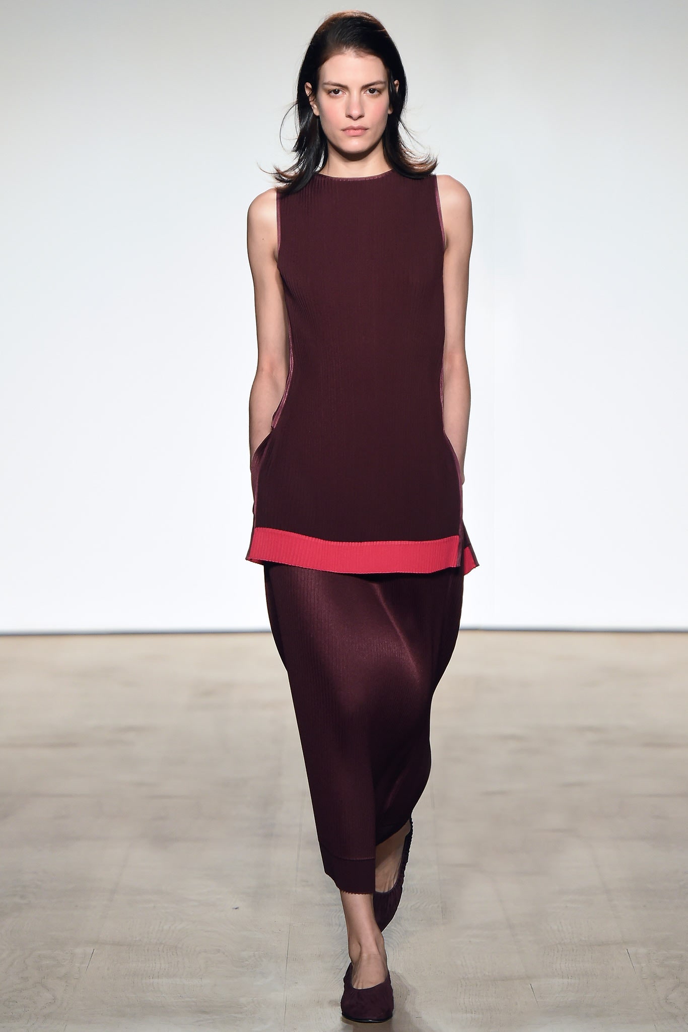 maroon sleeveless midi dress