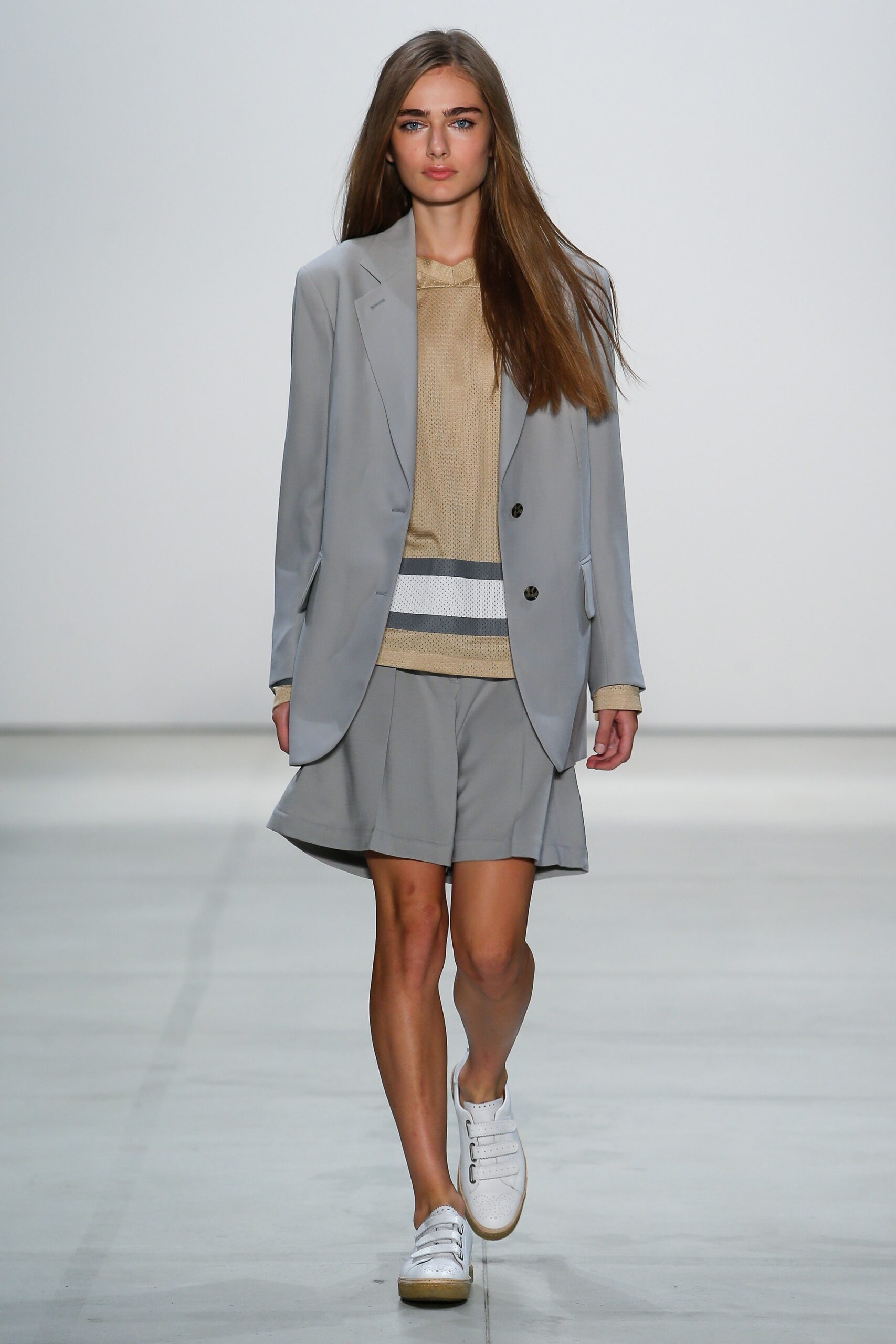gray relaxed pleated short skirt