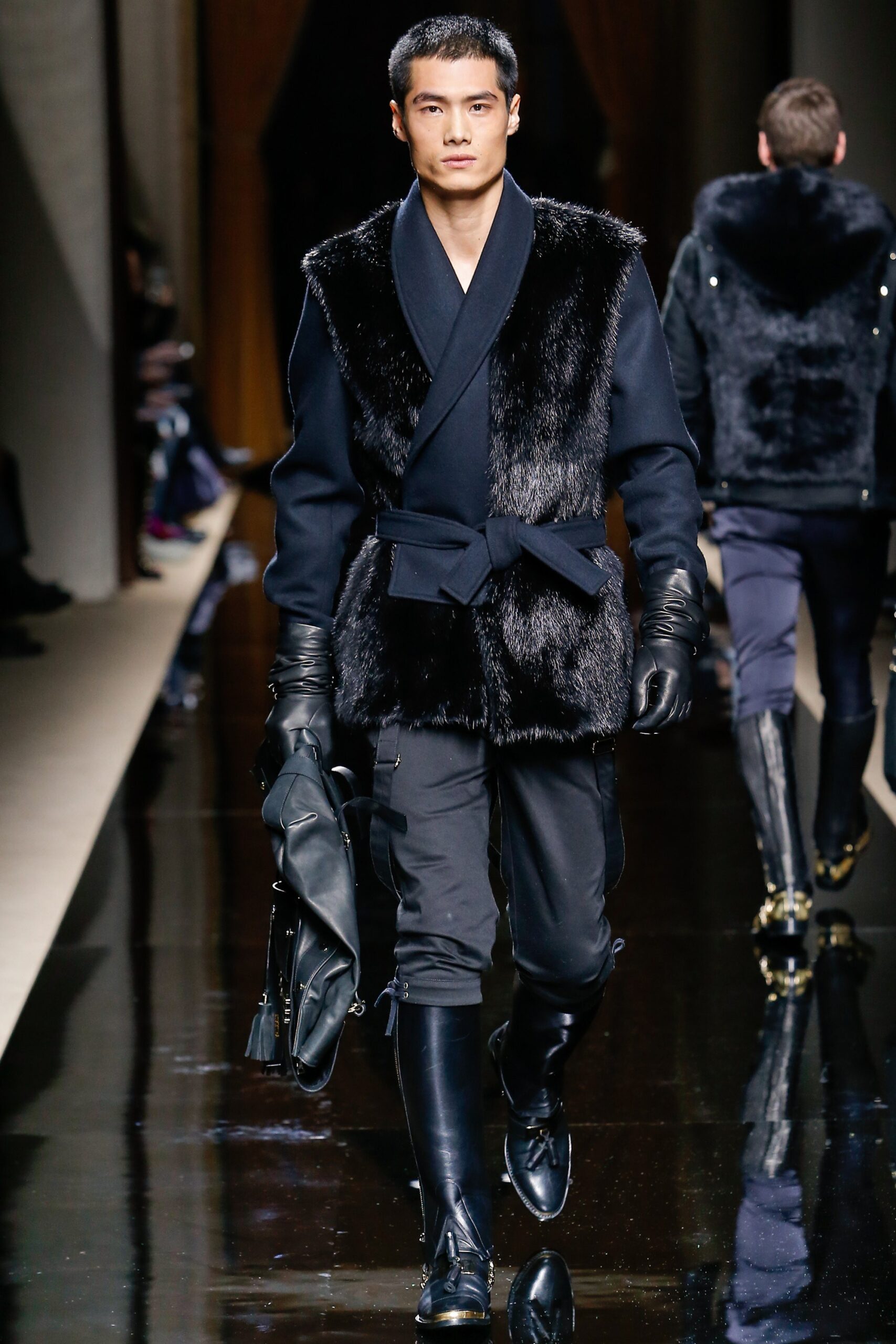 black fitted gloves