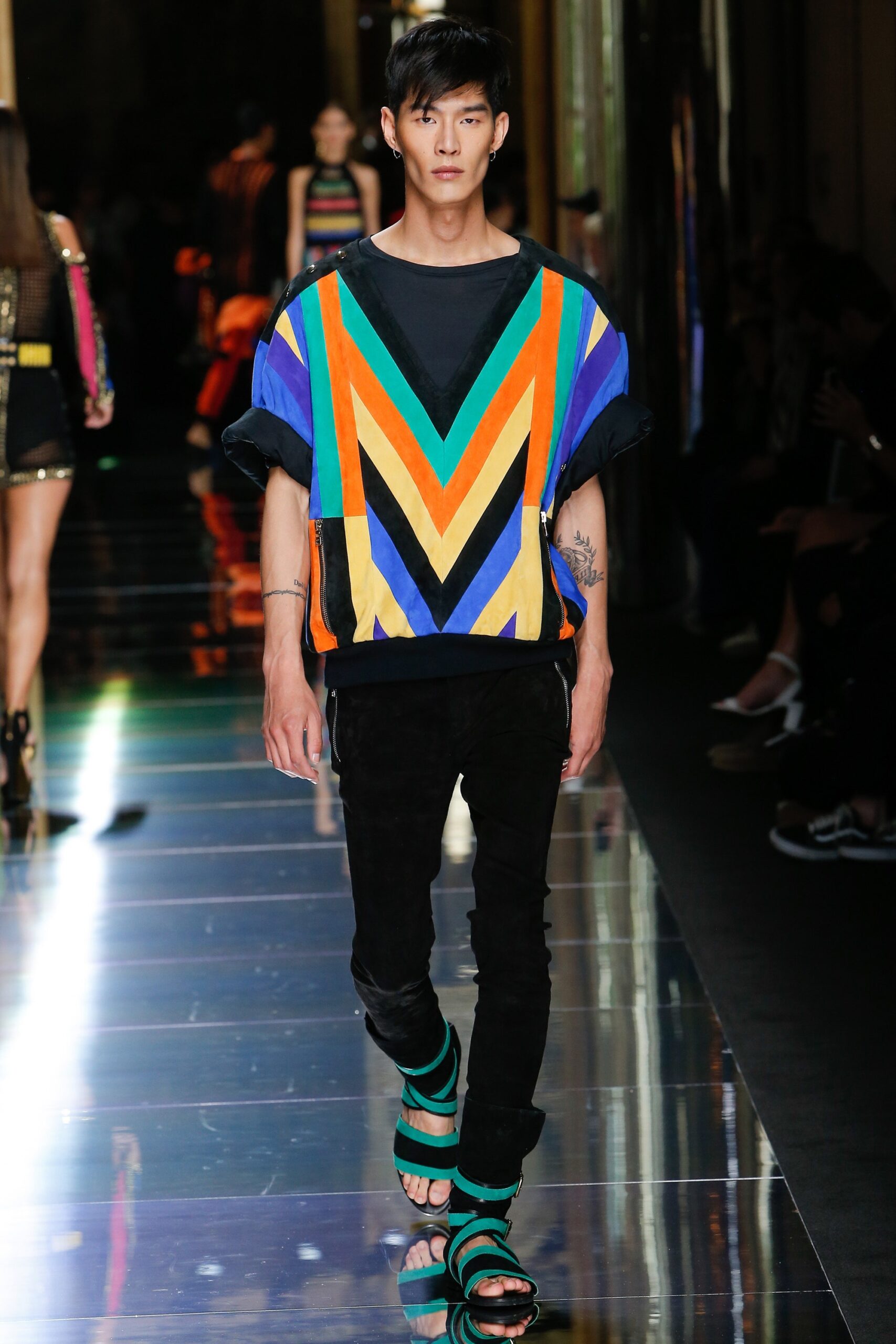 color-blocked relaxed top with slim pants
