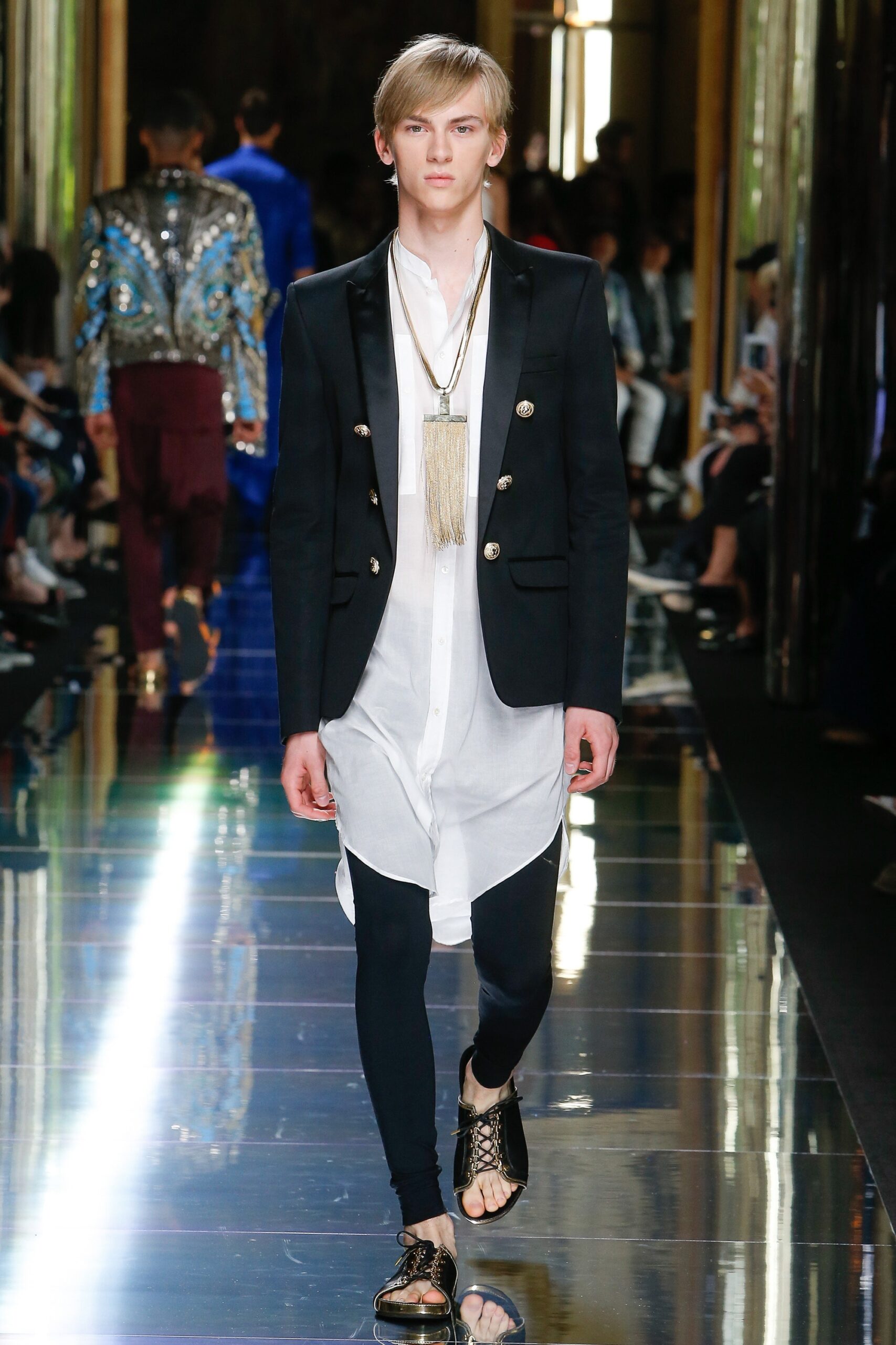white long-sleeve collared relaxed buttoned short shirt