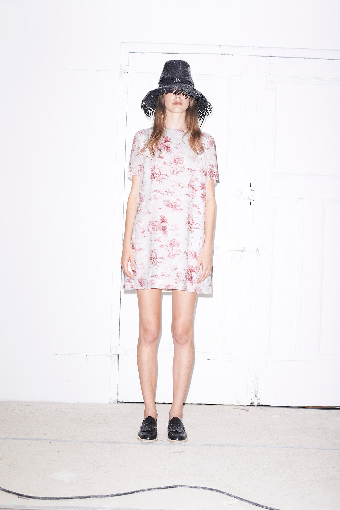 pink printed short-sleeve dress with black hat