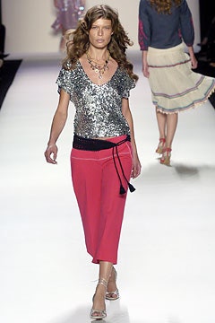 gray sequin short-sleeve v-neck fitted shiny top