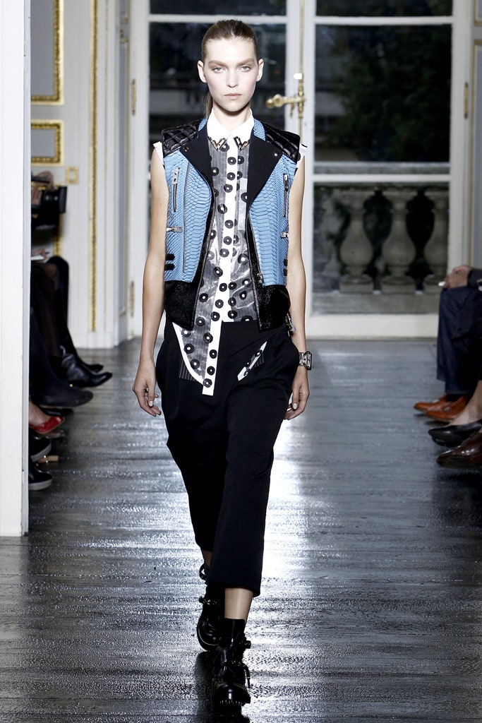 black leather sleeveless fitted zippered buttoned jacket