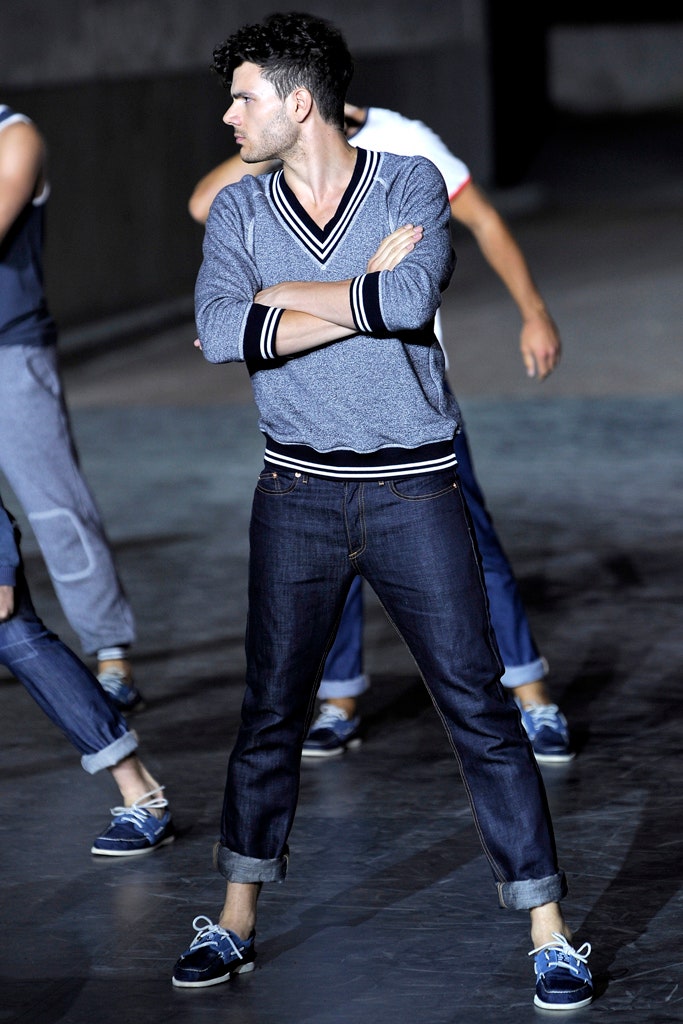 gray fitted sweater with blue jeans