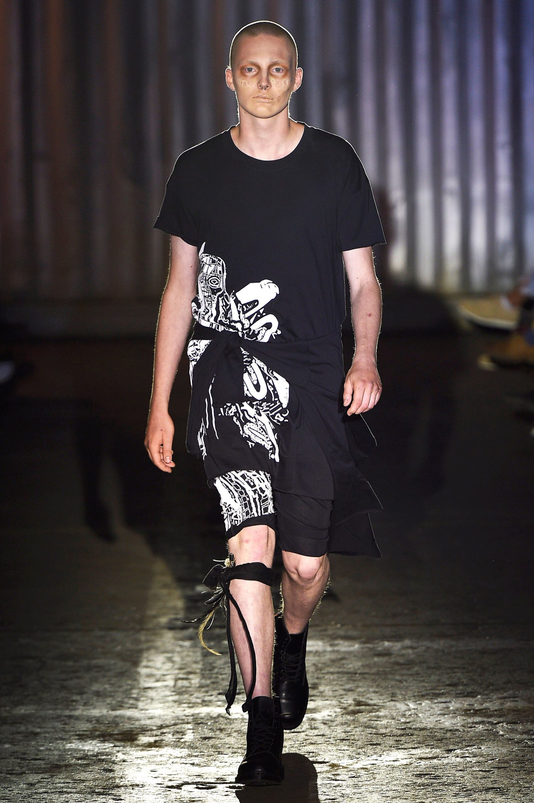 black relaxed t-shirt with shorts