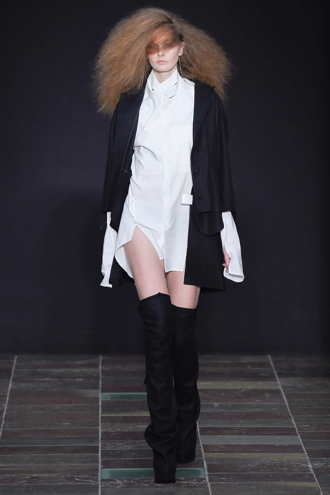 white cotton long-sleeve collared relaxed buttoned blouse