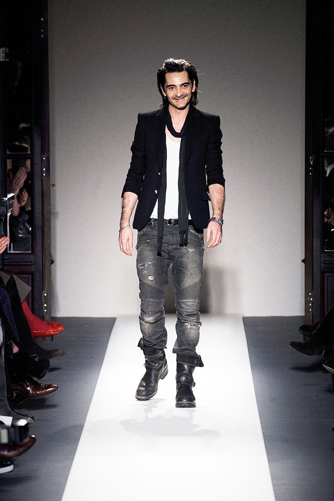 black blazer white t-shirt gray pants