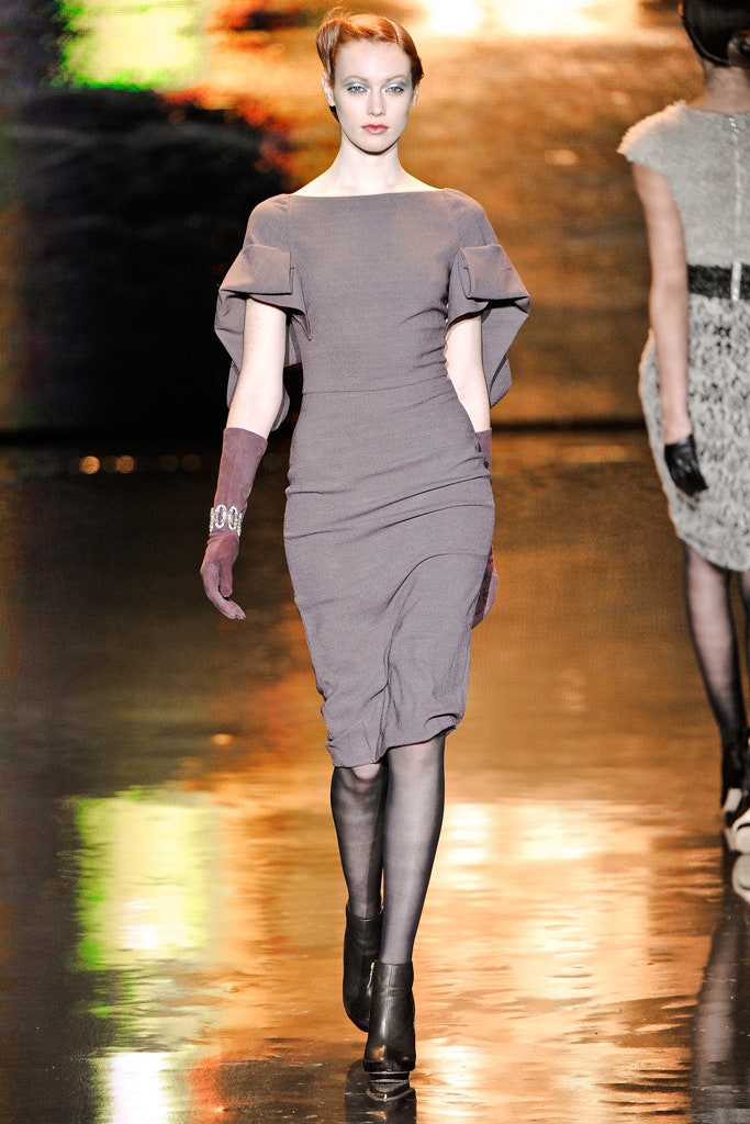 gray cotton short-sleeve scoop-neck fitted ruched midi dress
