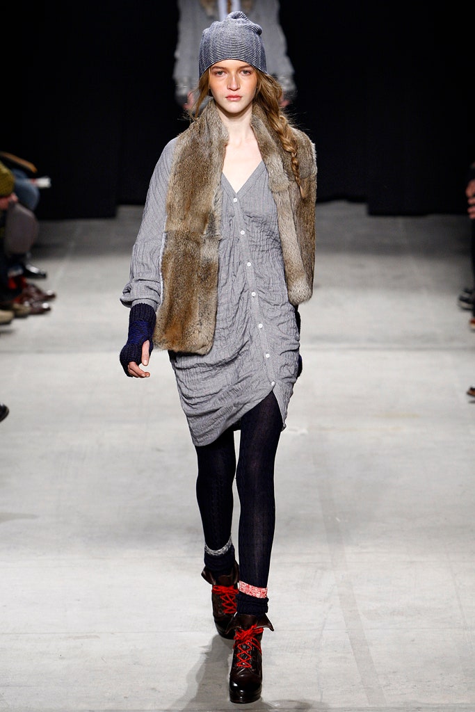 gray fitted mini dress with fur scarf