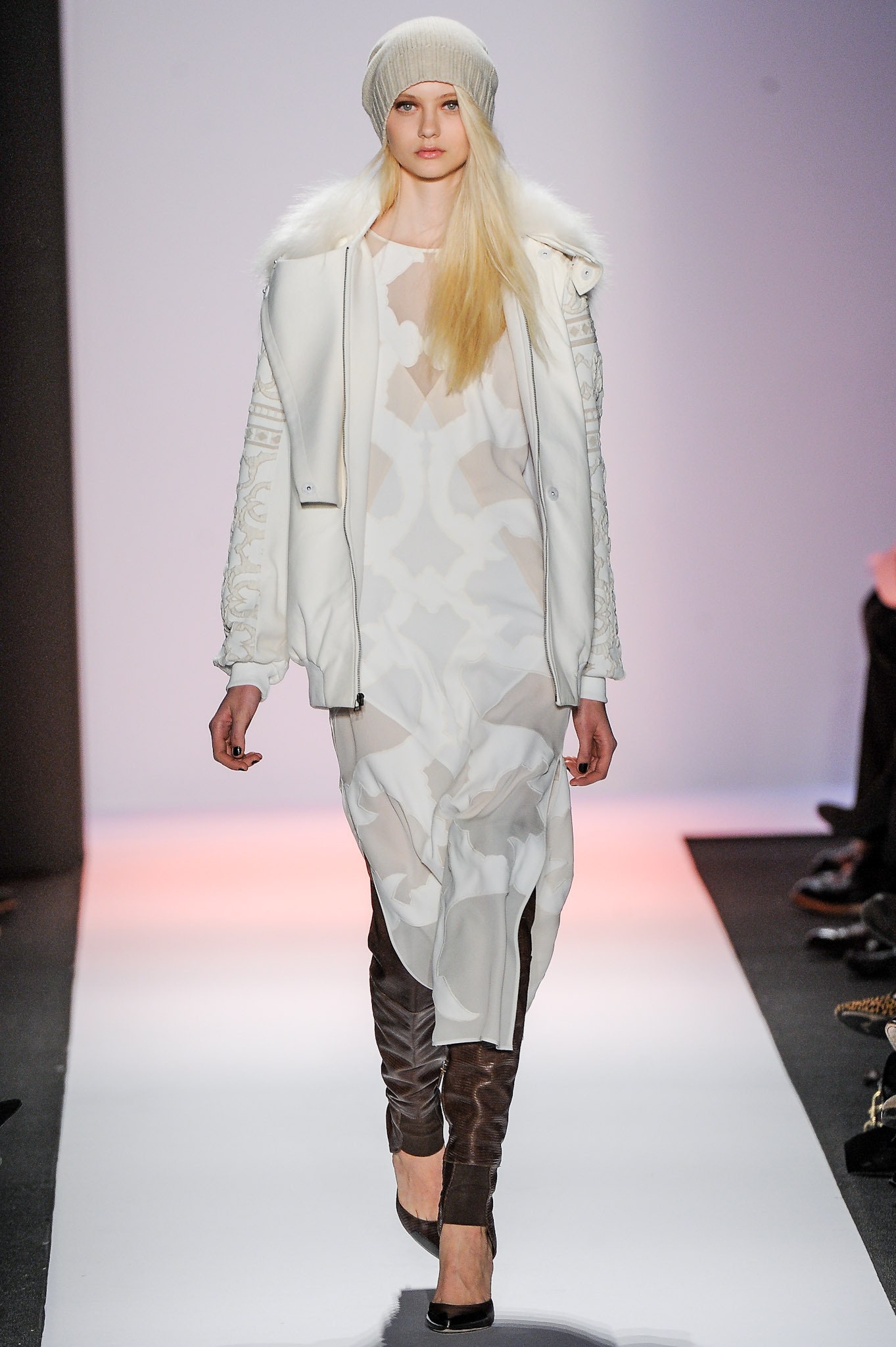 white wool long-sleeve collared relaxed zippered coat