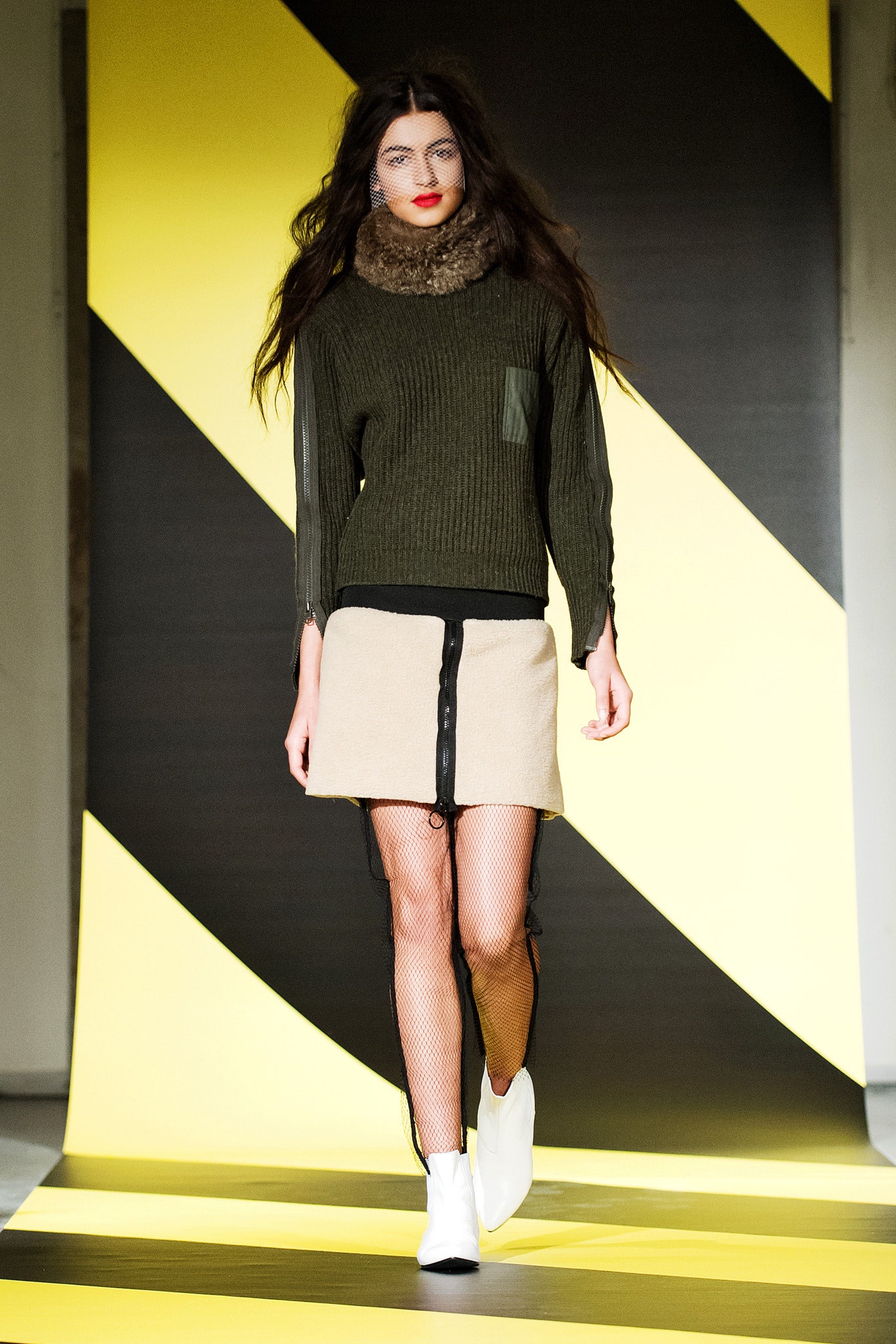 beige cotton fitted buttoned short skirt