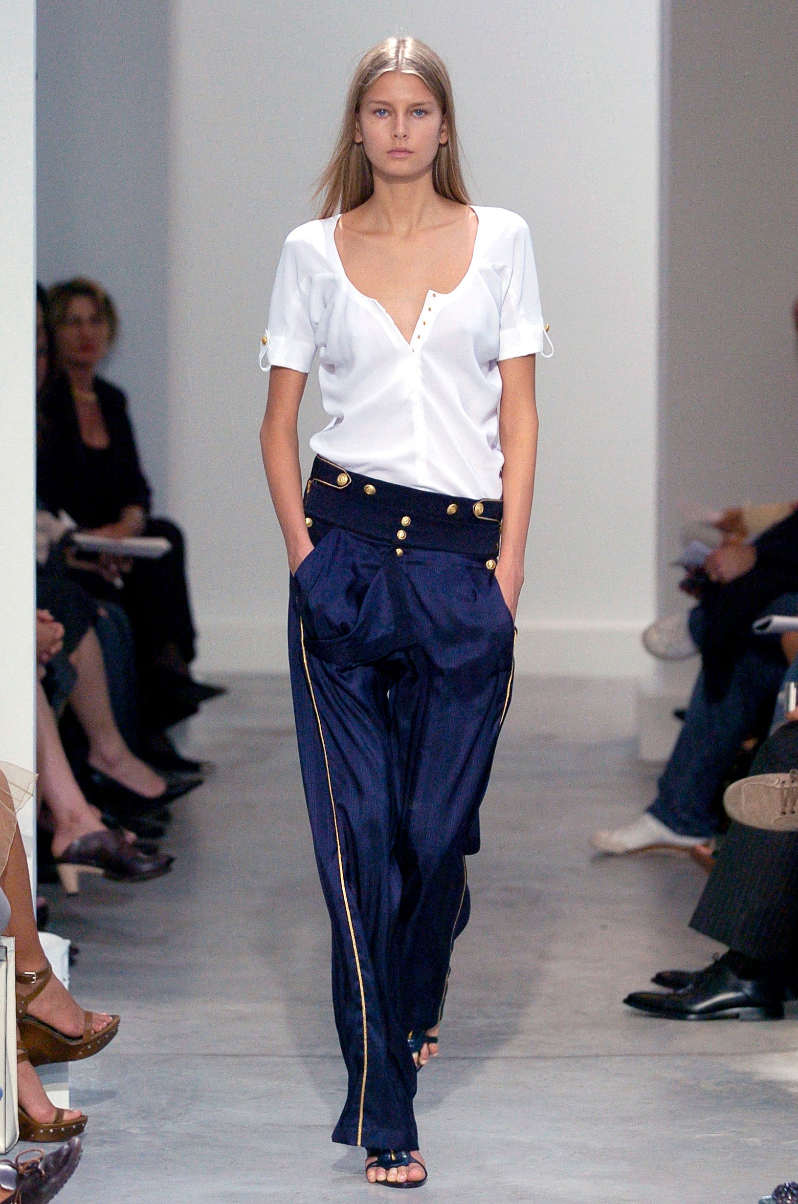 white cotton short-sleeve v-neck fitted buttoned top