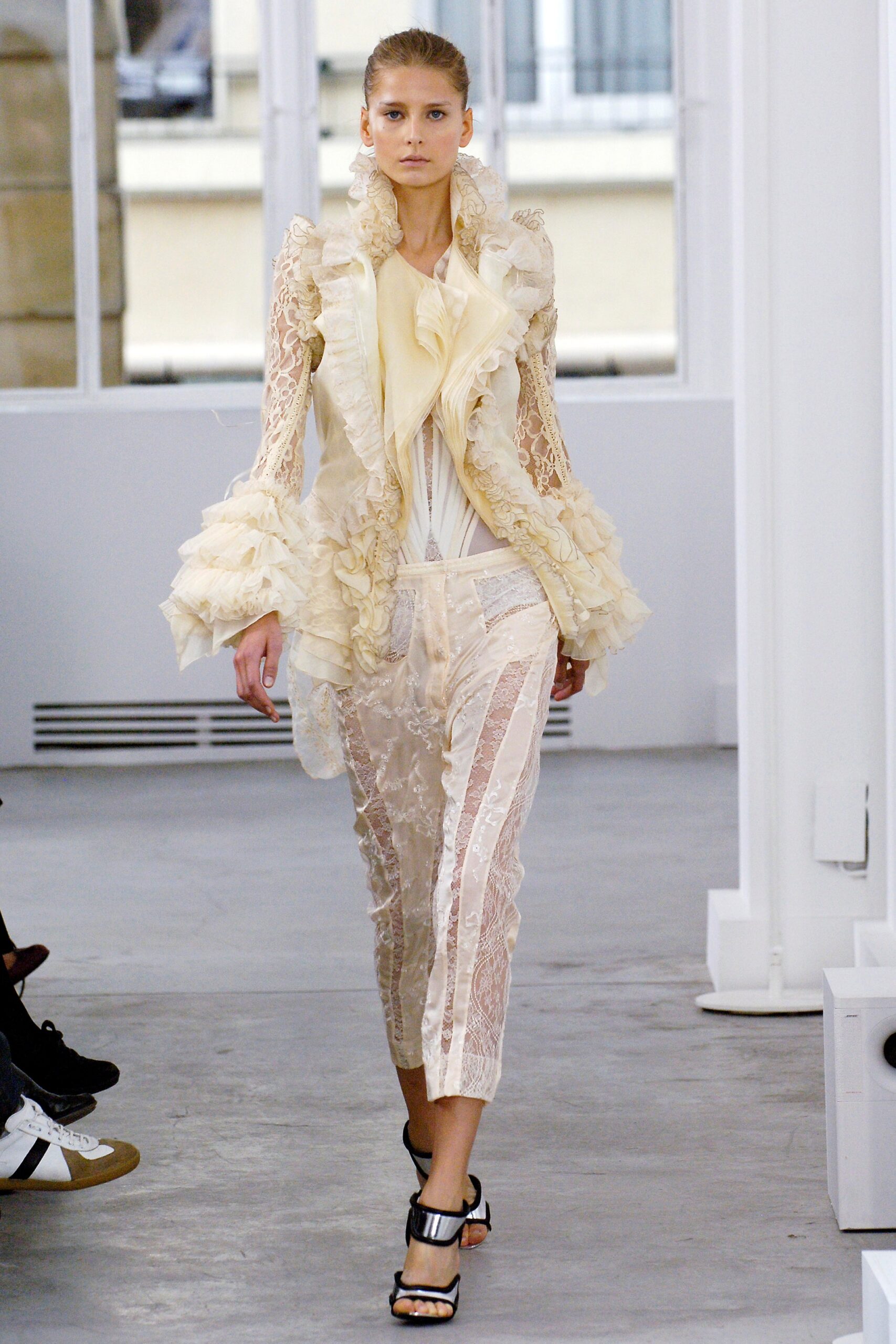 beige lace long-sleeve collared fitted ruffled jacket