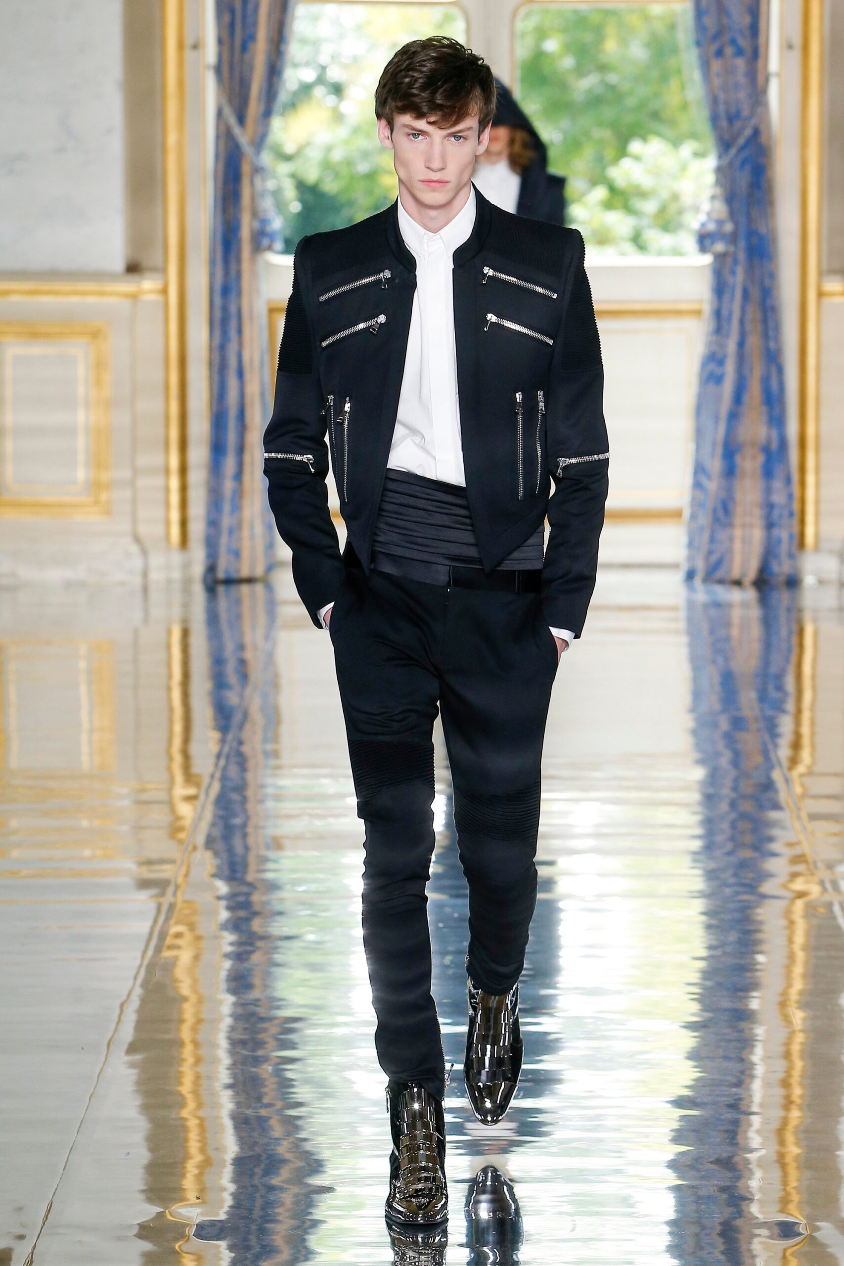 black fitted jacket and pants
