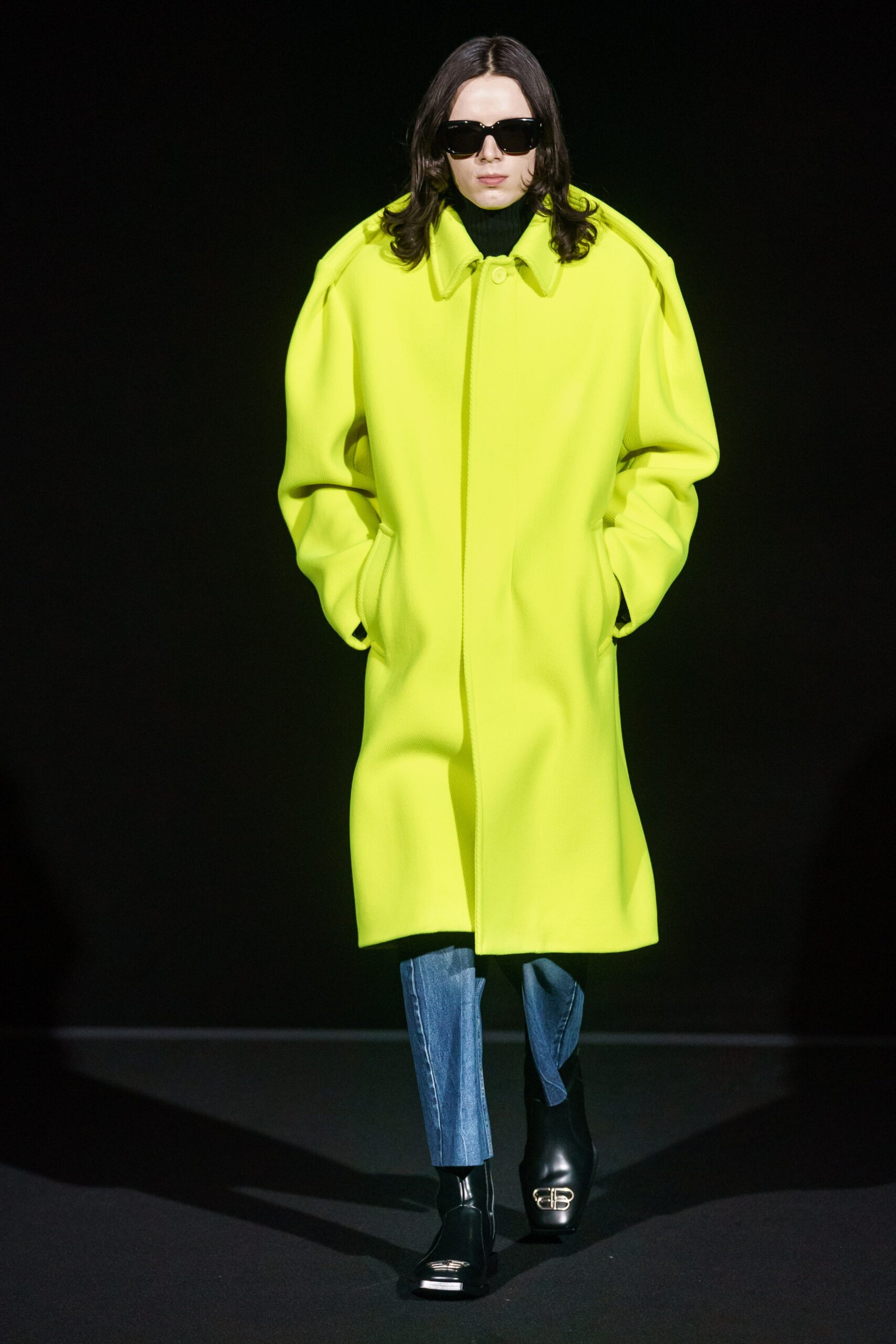oversized yellow coat with denim pants
