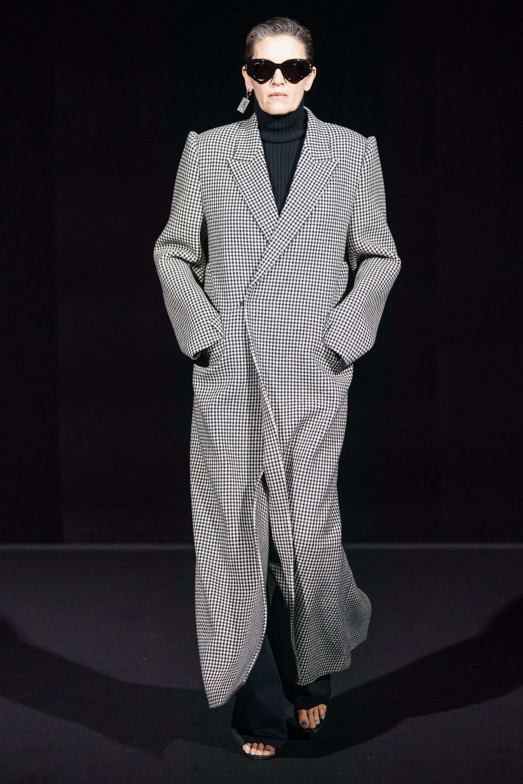 black wool long-sleeve collared oversized checked coat