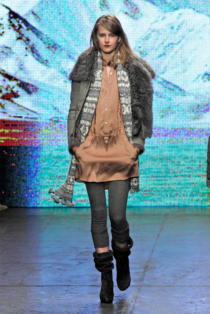 beige relaxed tiered dress with gray faux-fur coat