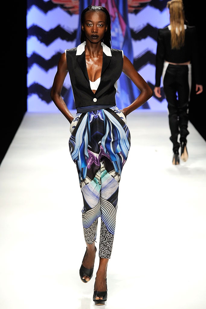 black tailored sleeveless blazer with printed pants