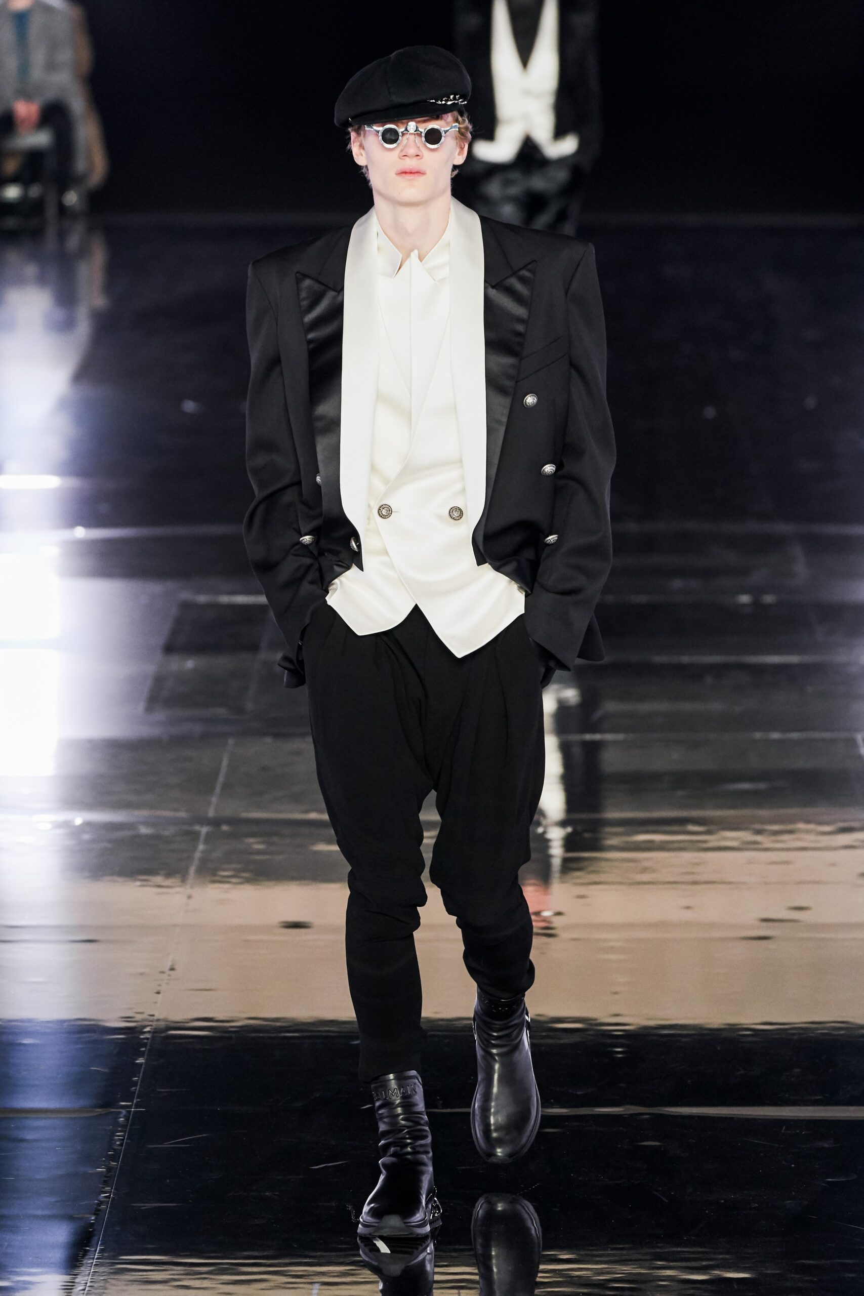 black wool long-sleeve collared tailored layered blazer