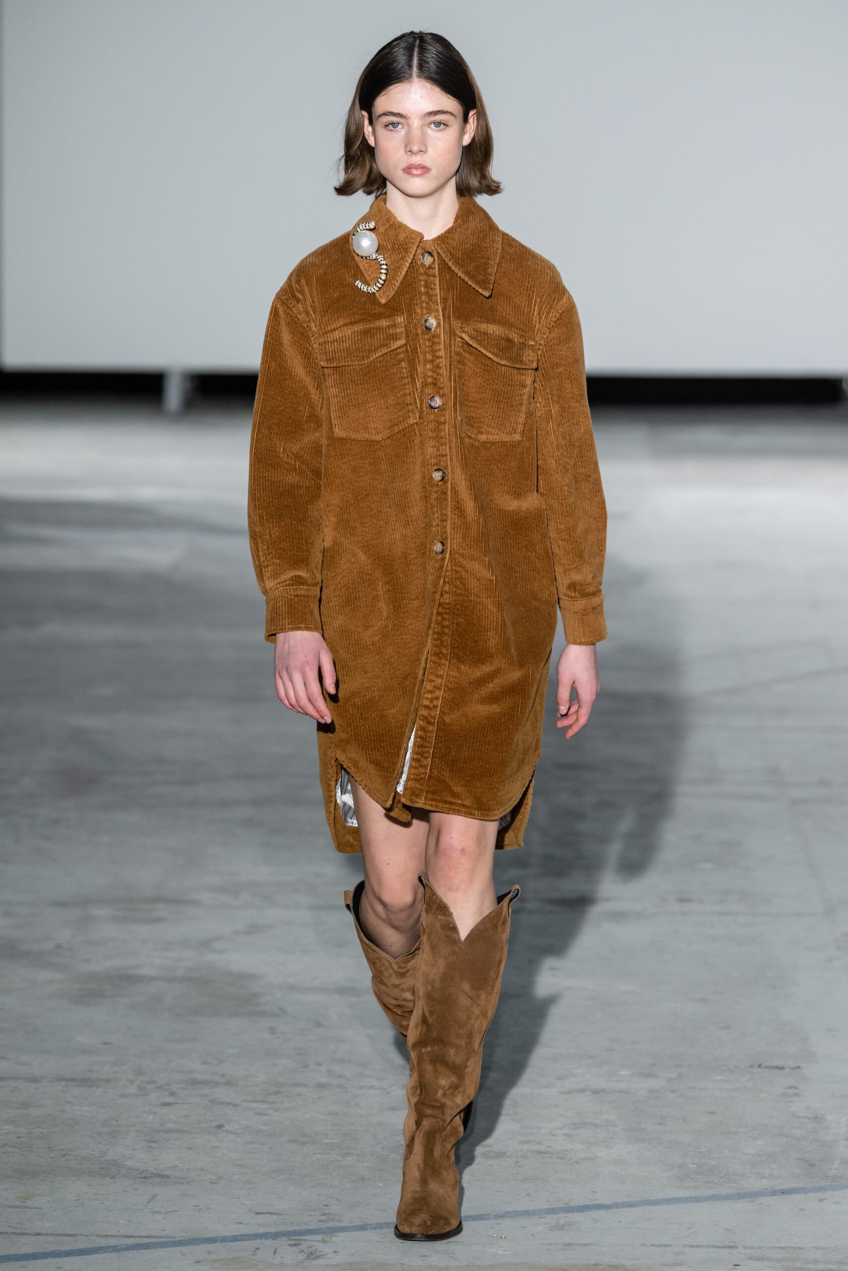 brown cotton shirt-dress with beige boots