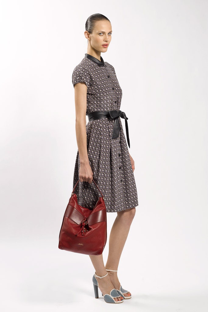 fitted short-sleeve dress with bag and shoes