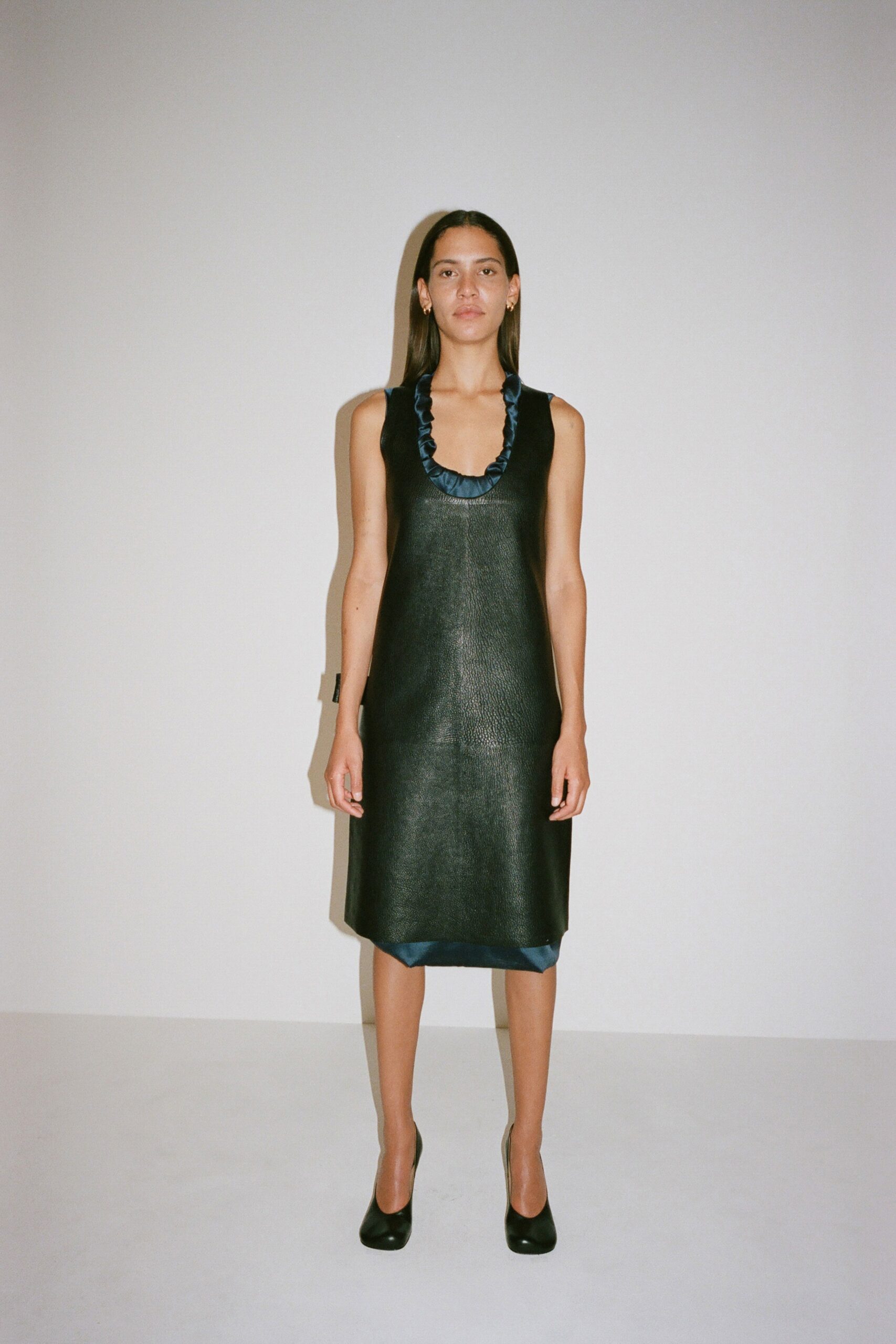 black leather sleeveless scoop-neck ruched textured midi midi-dress
