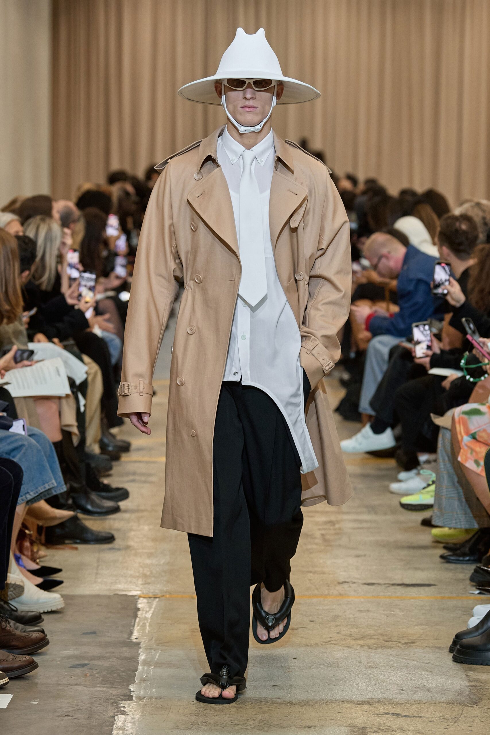 Burberry S/S 23 Look 54