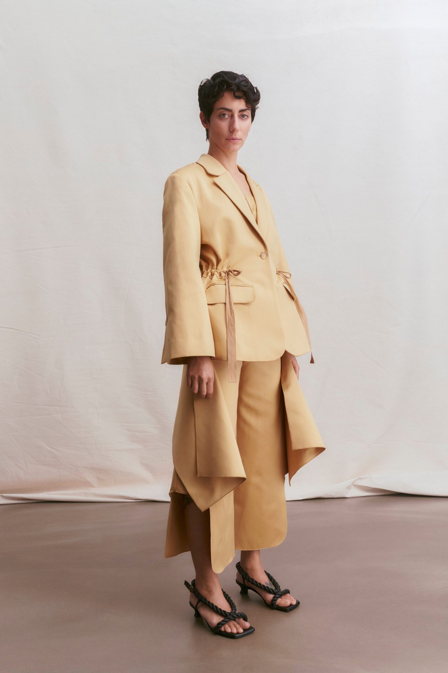 yellow unknown long-sleeve collared tailored buttoned pockets blazer