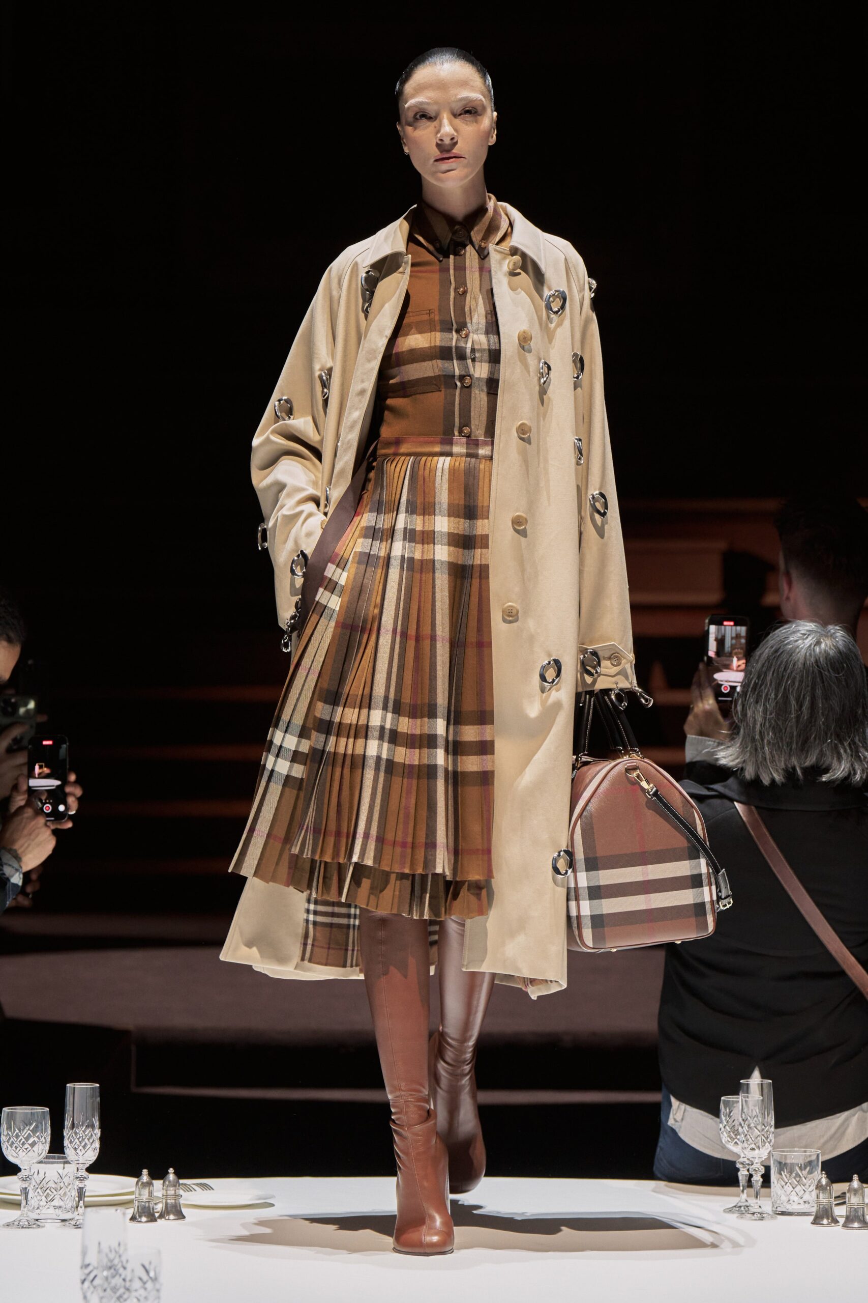 Burberry F/W 22 Look 99