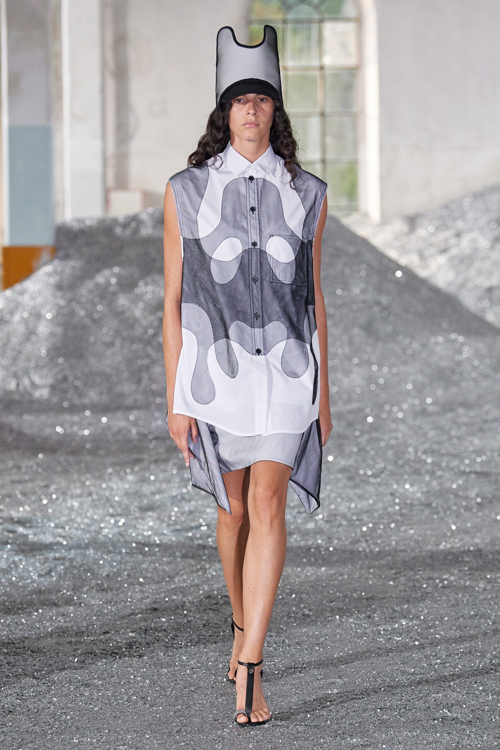 Burberry S/S 22 Look 122