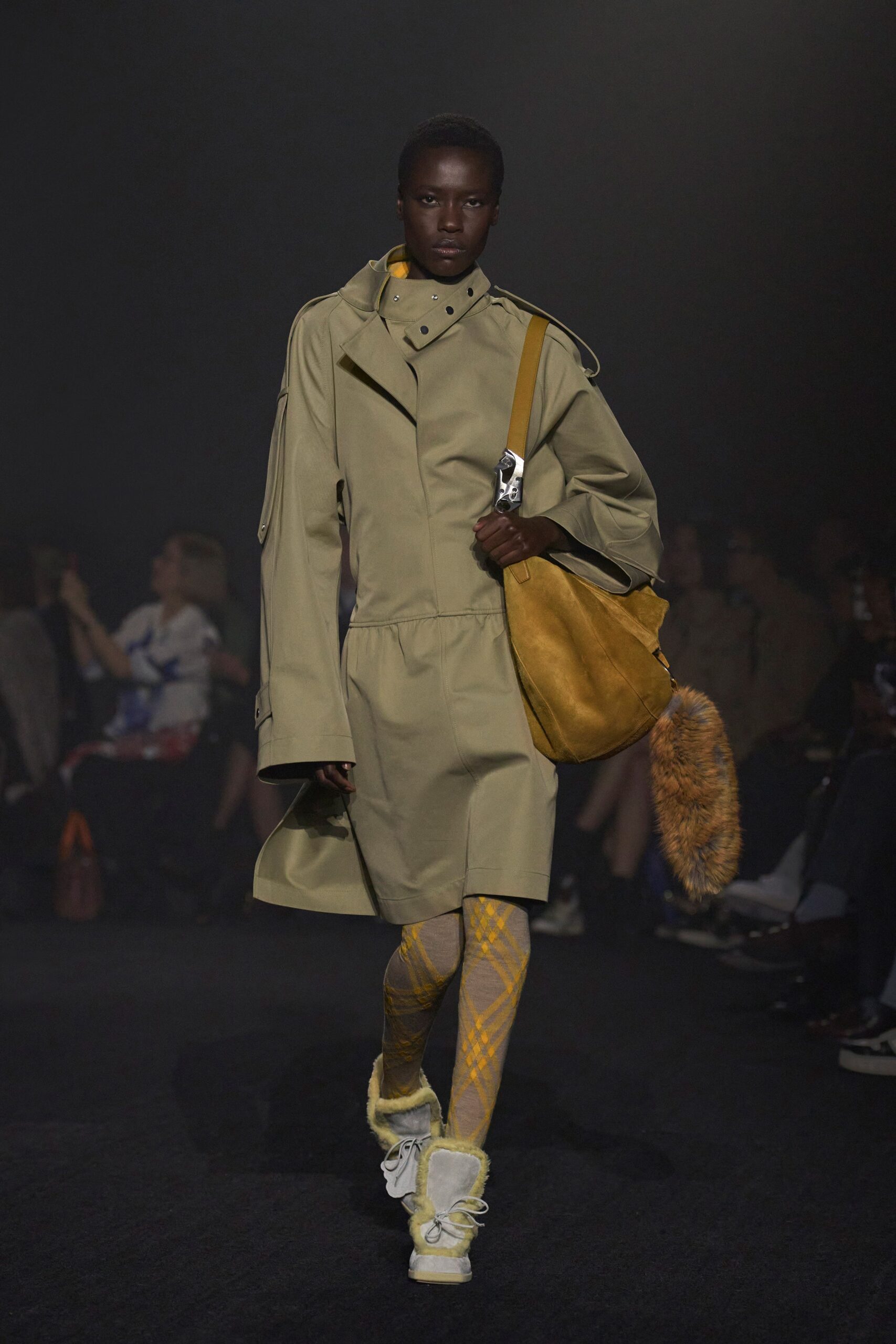 Burberry F/W 23 Look 211
