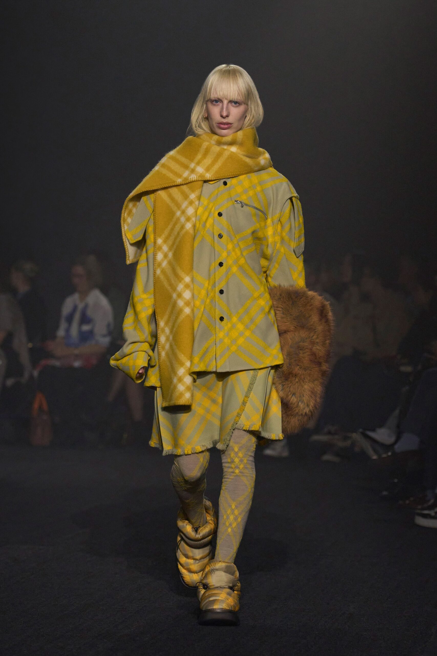 Burberry F/W 23 Look 245