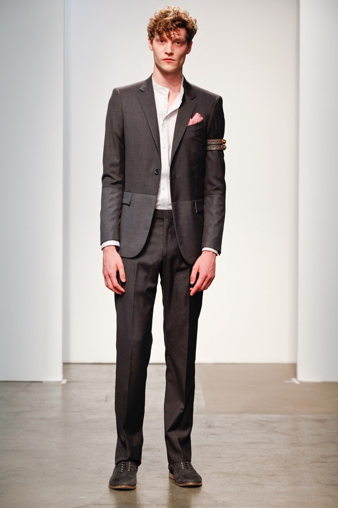 gray tailored single-breasted blazer