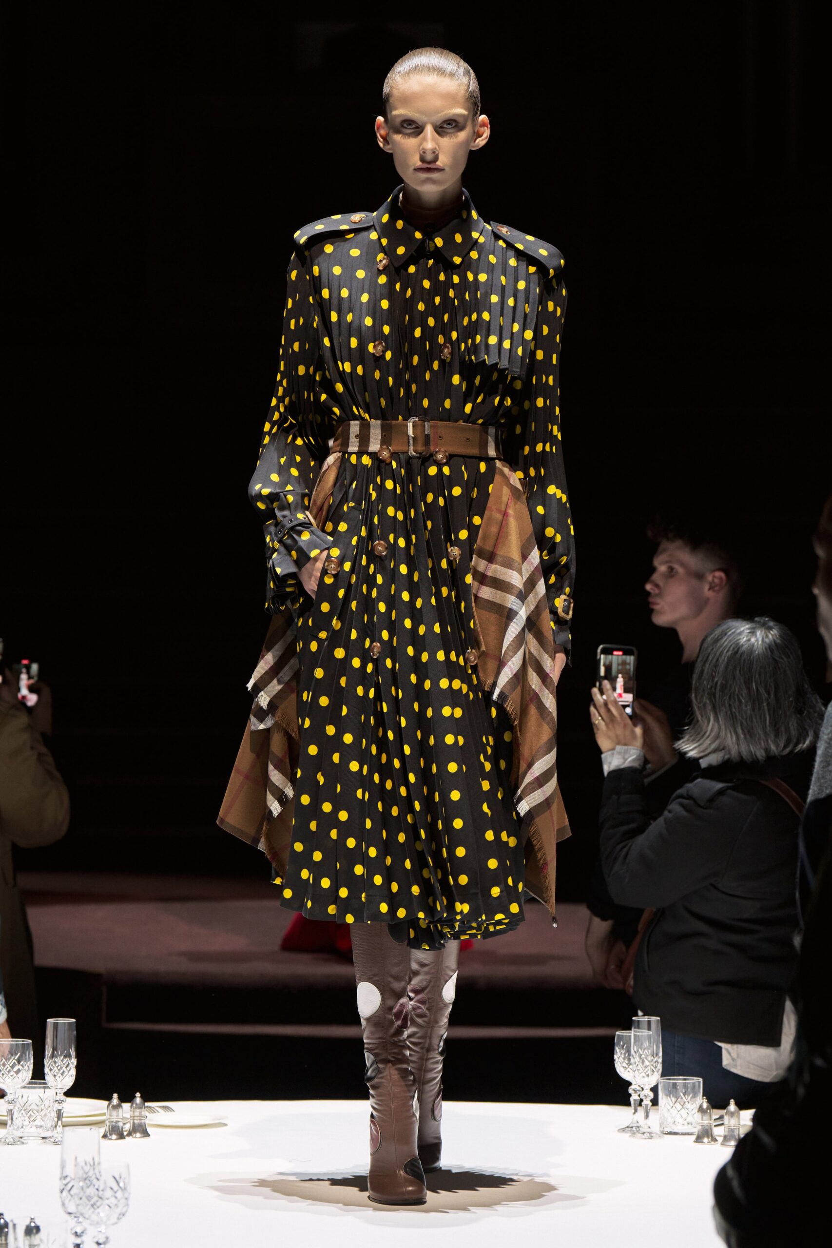 Burberry F/W 22 Look 612