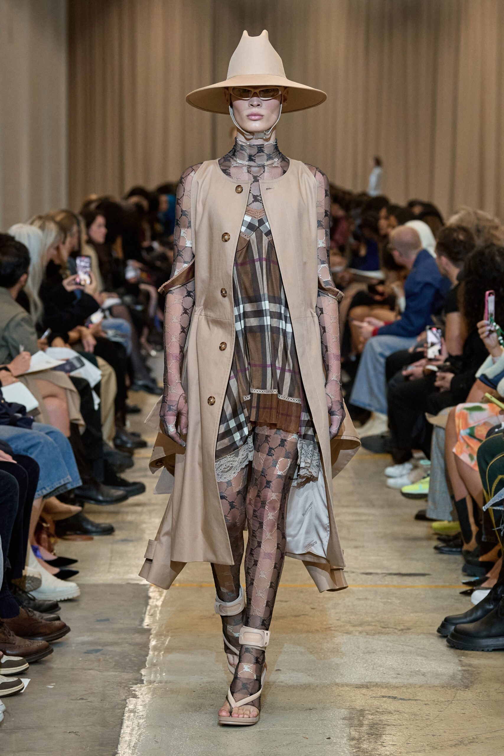 Burberry S/S 23 Look 586