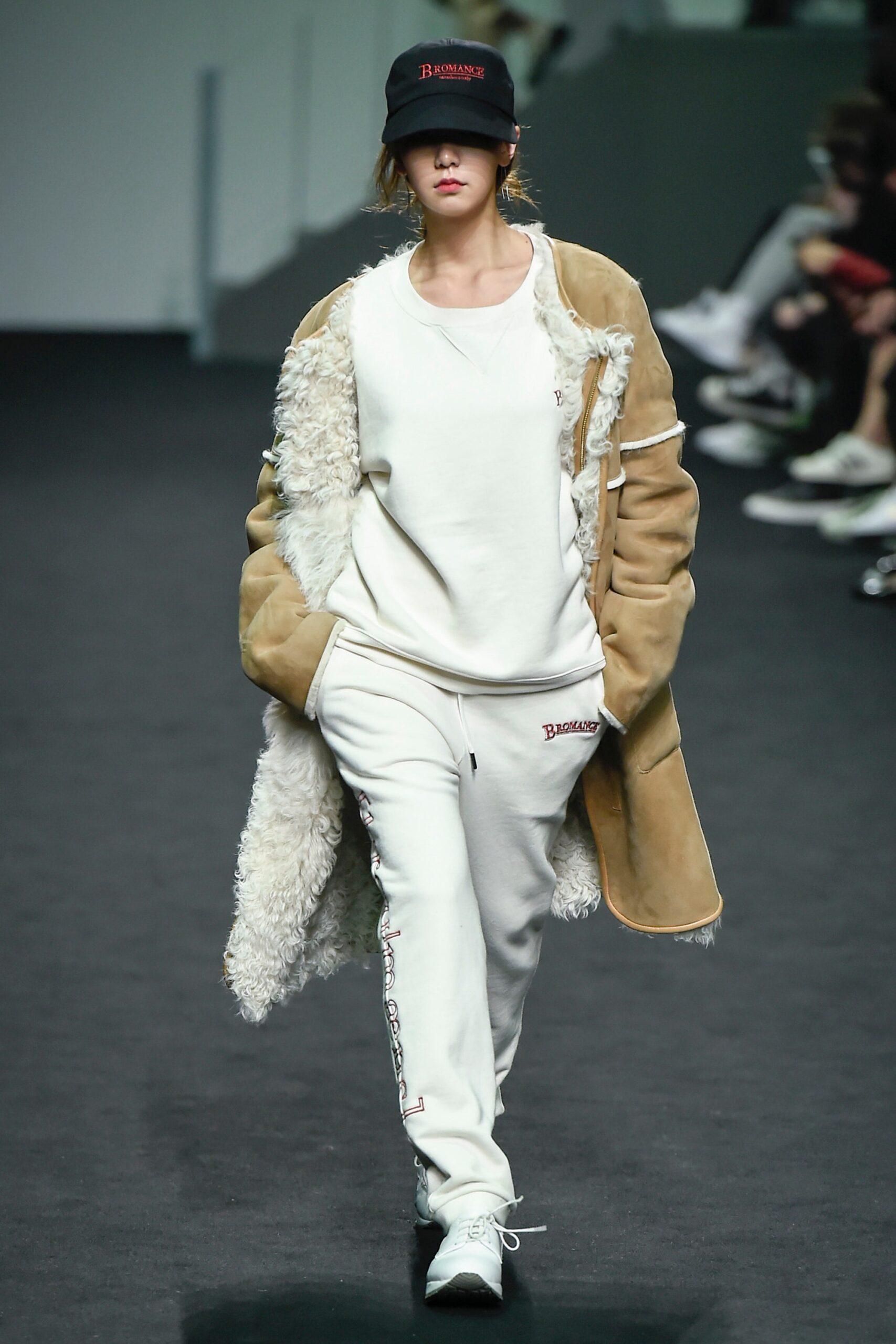 Beyond Closet Seoul F/W 16 Look 201