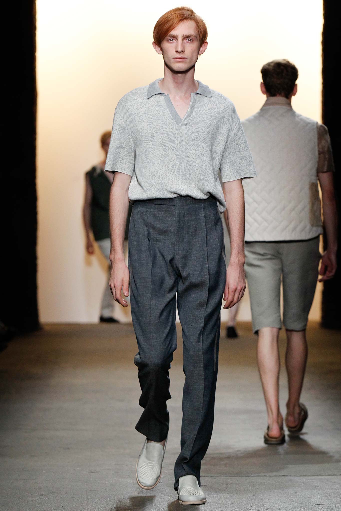 gray knit short-sleeve shirt