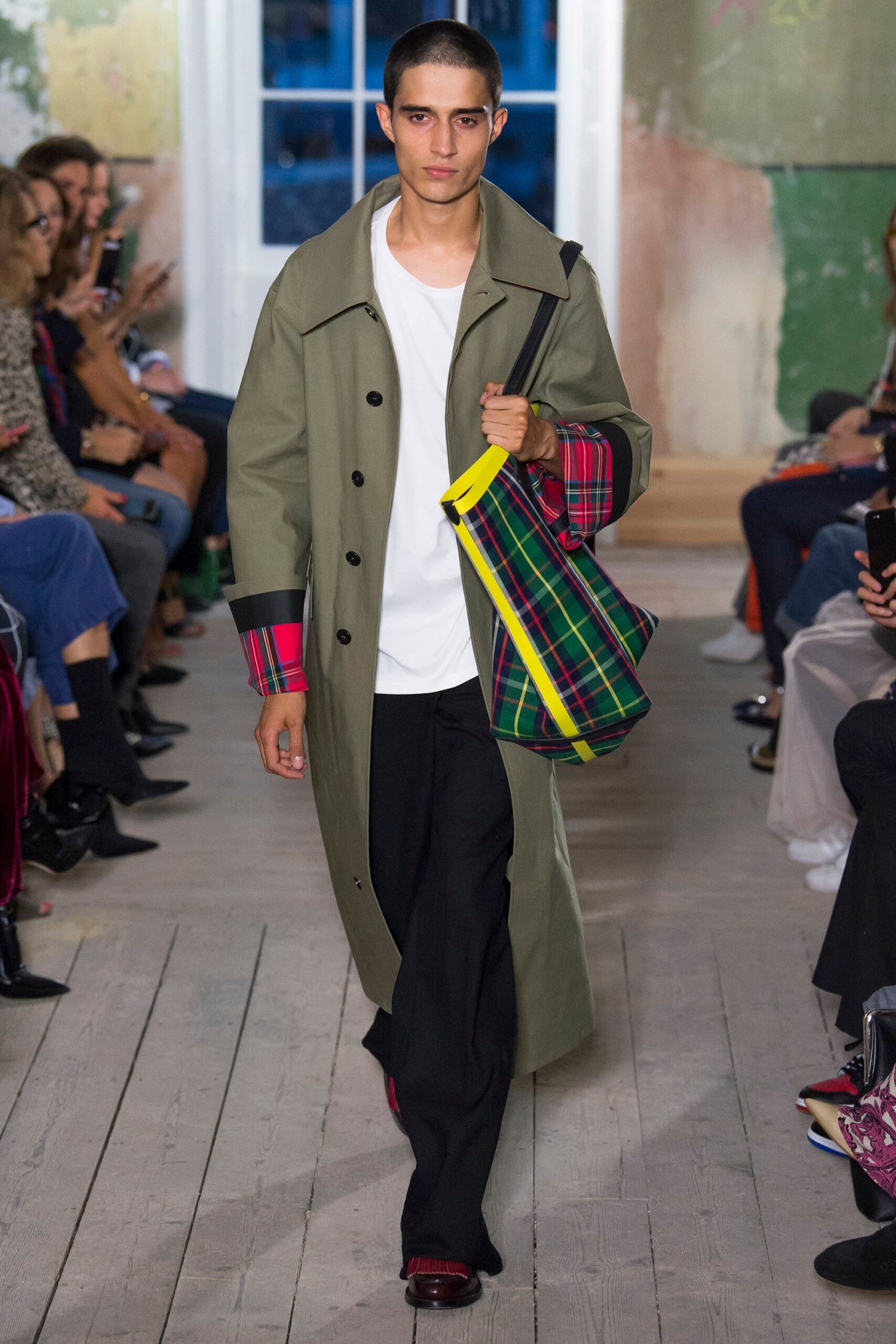 Burberry F/W 17 Look 42
