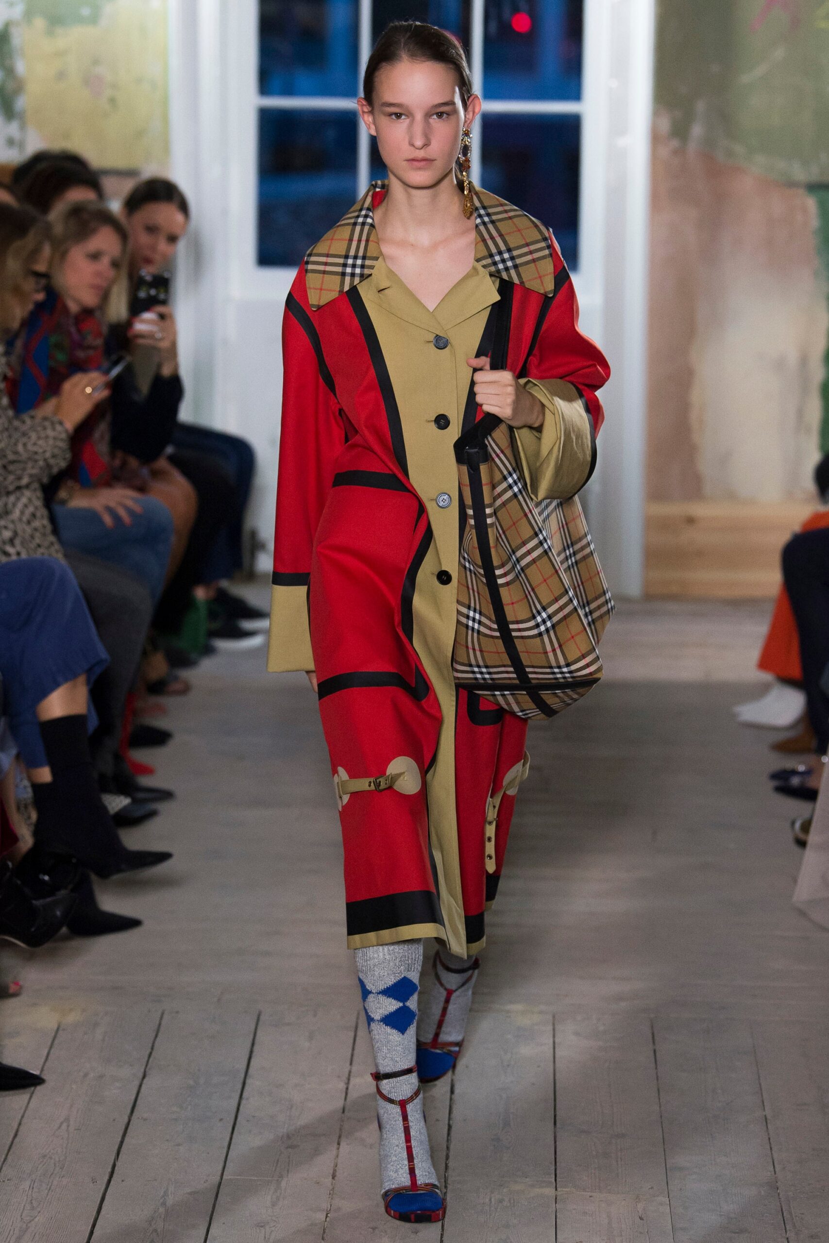 Burberry F/W 17 Look 85