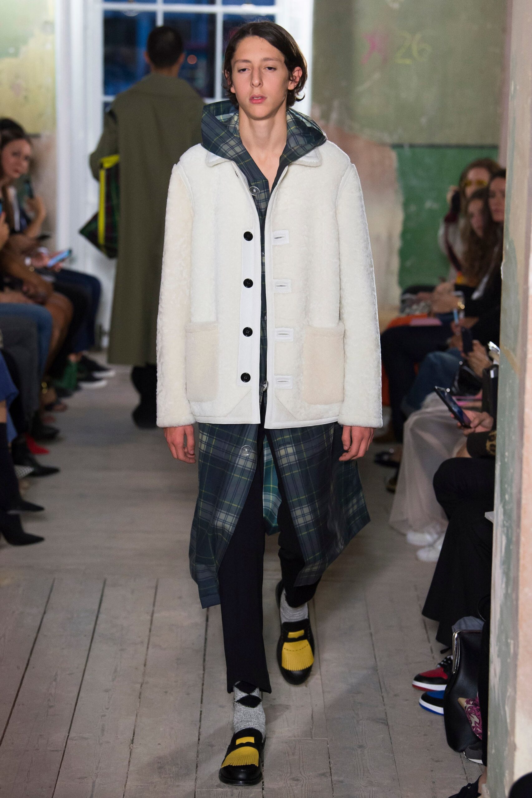 Burberry F/W 17 Look 245